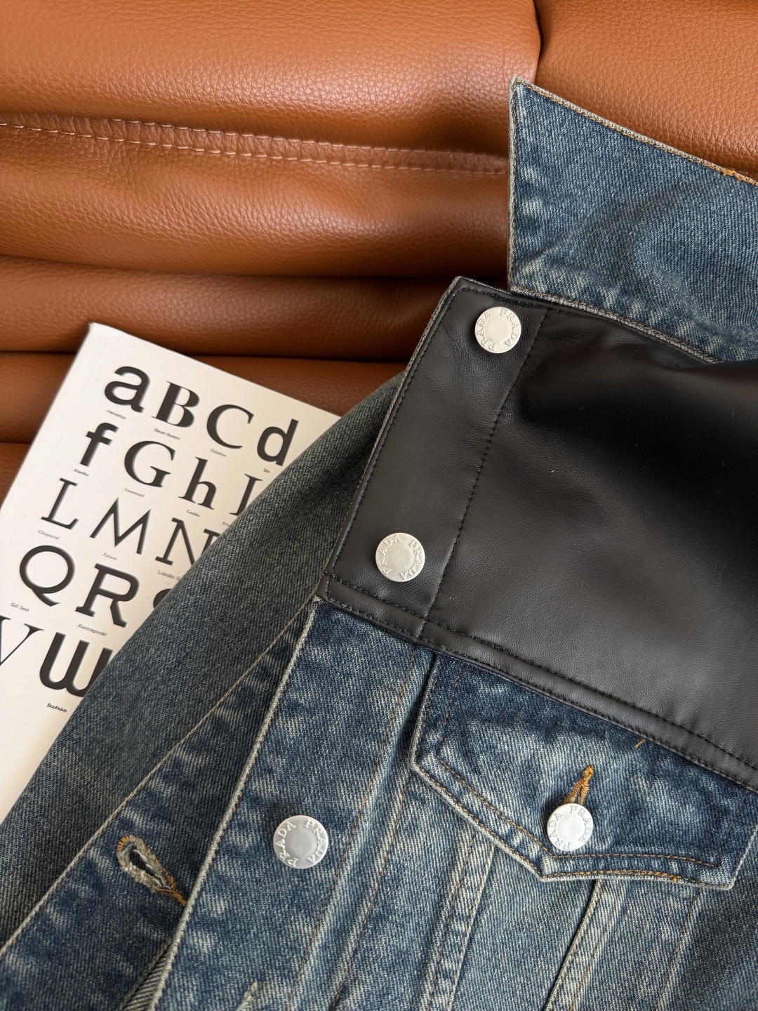 超多明星同款 25秋冬 真皮拼接牛仔外套 这一件超高颜值的牛仔外套值得收藏 真的万年经典 肩部采用全牛皮