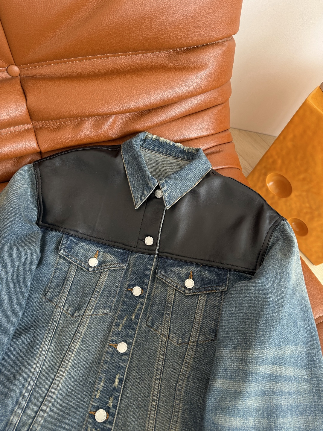 超多明星同款 25秋冬 真皮拼接牛仔外套 这一件超高颜值的牛仔外套值得收藏 真的万年经典 肩部采用全牛皮