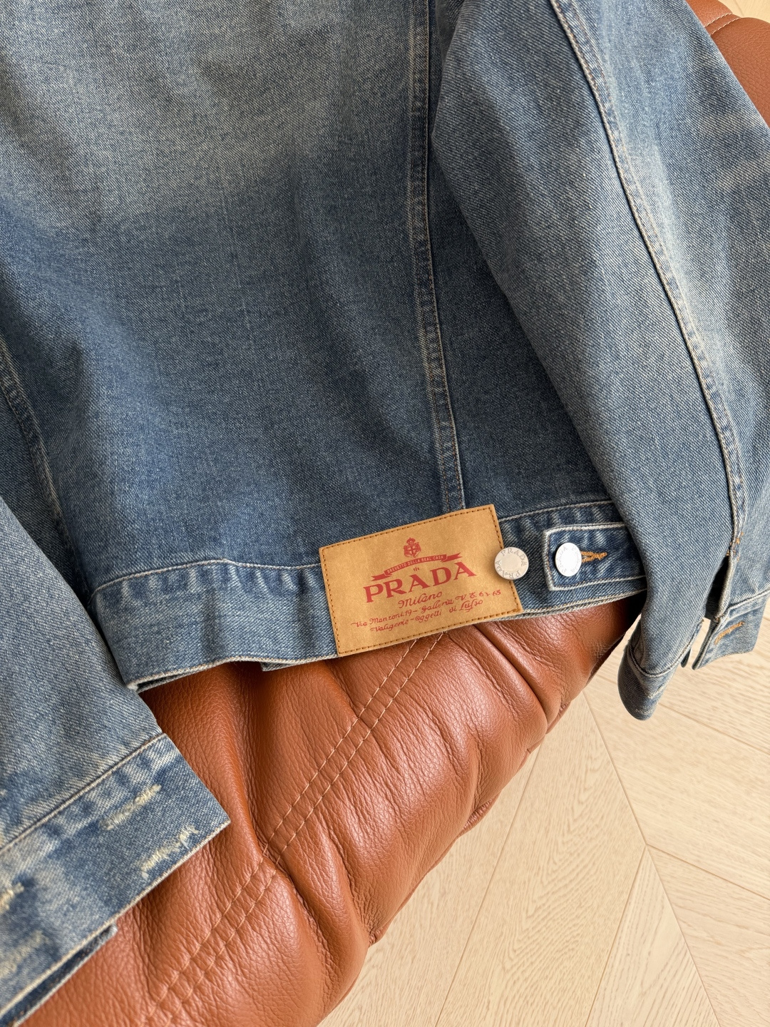 超多明星同款 25秋冬 真皮拼接牛仔外套 这一件超高颜值的牛仔外套值得收藏 真的万年经典 肩部采用全牛皮