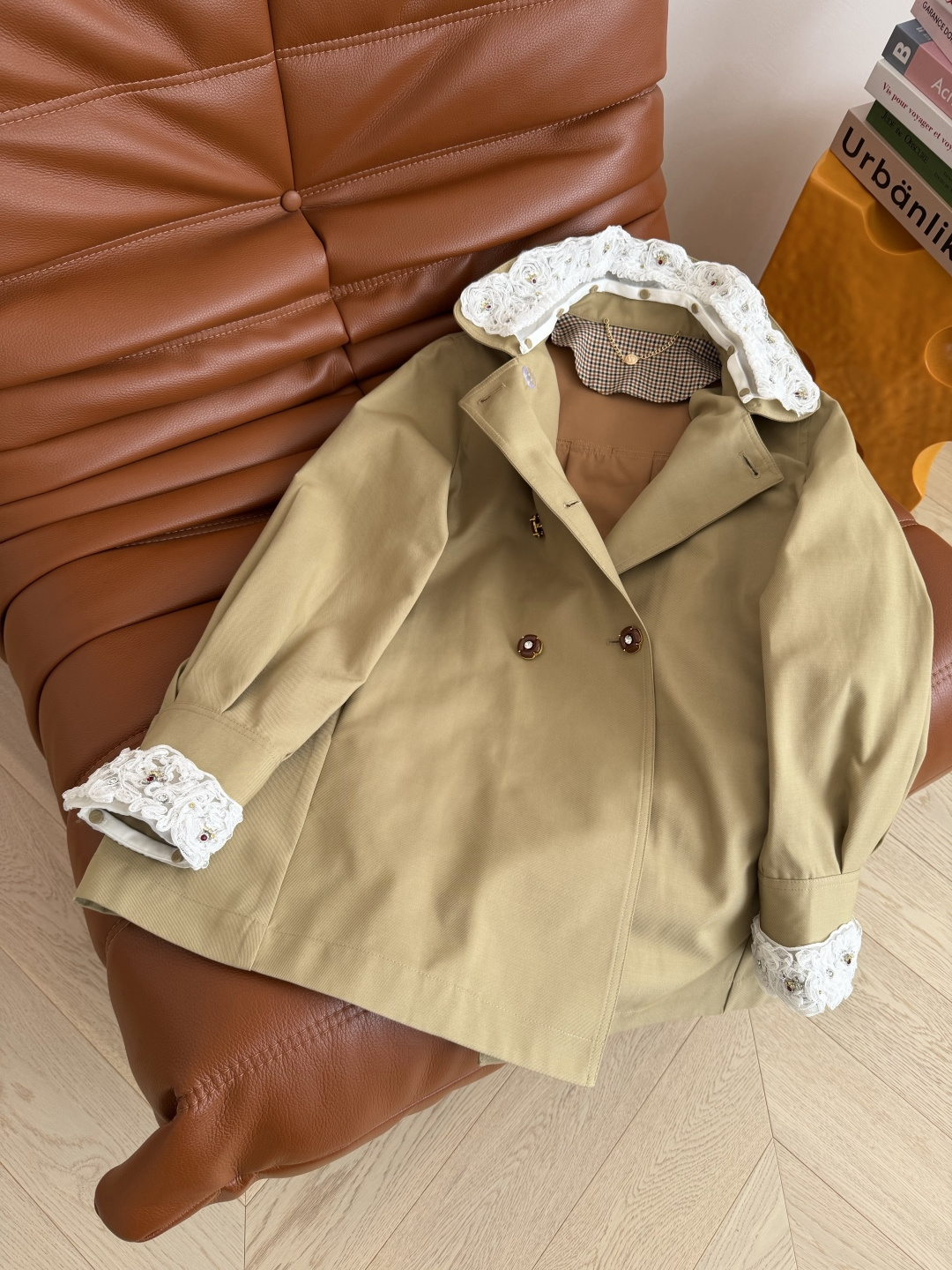 明星同款 超减龄 25秋冬 可拆卸双层领子设计风衣外套 重工定制的手工订珠蕾丝领子 可以随意拆卸 版型是