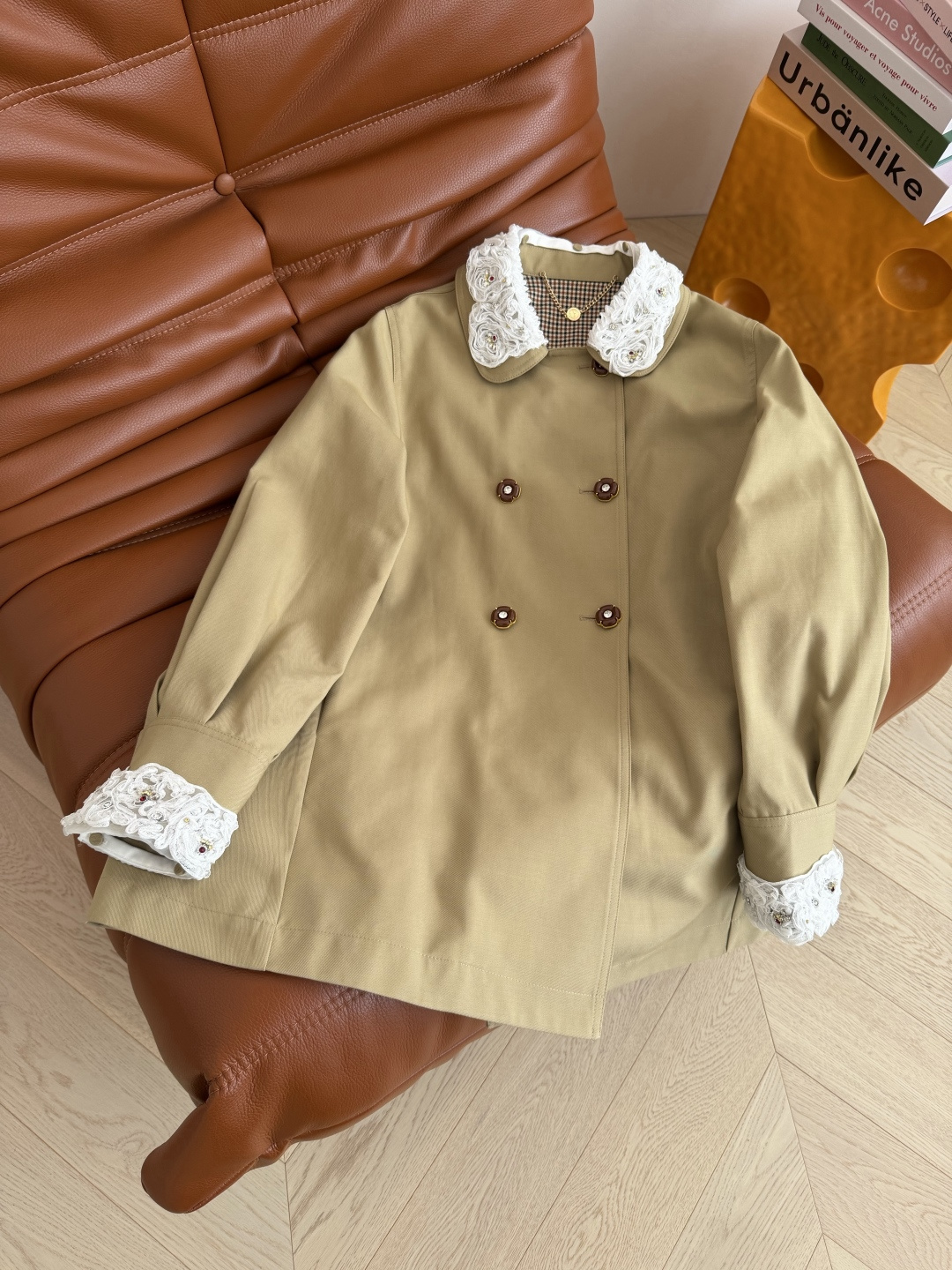 明星同款 超减龄 25秋冬 可拆卸双层领子设计风衣外套 重工定制的手工订珠蕾丝领子 可以随意拆卸 版型是