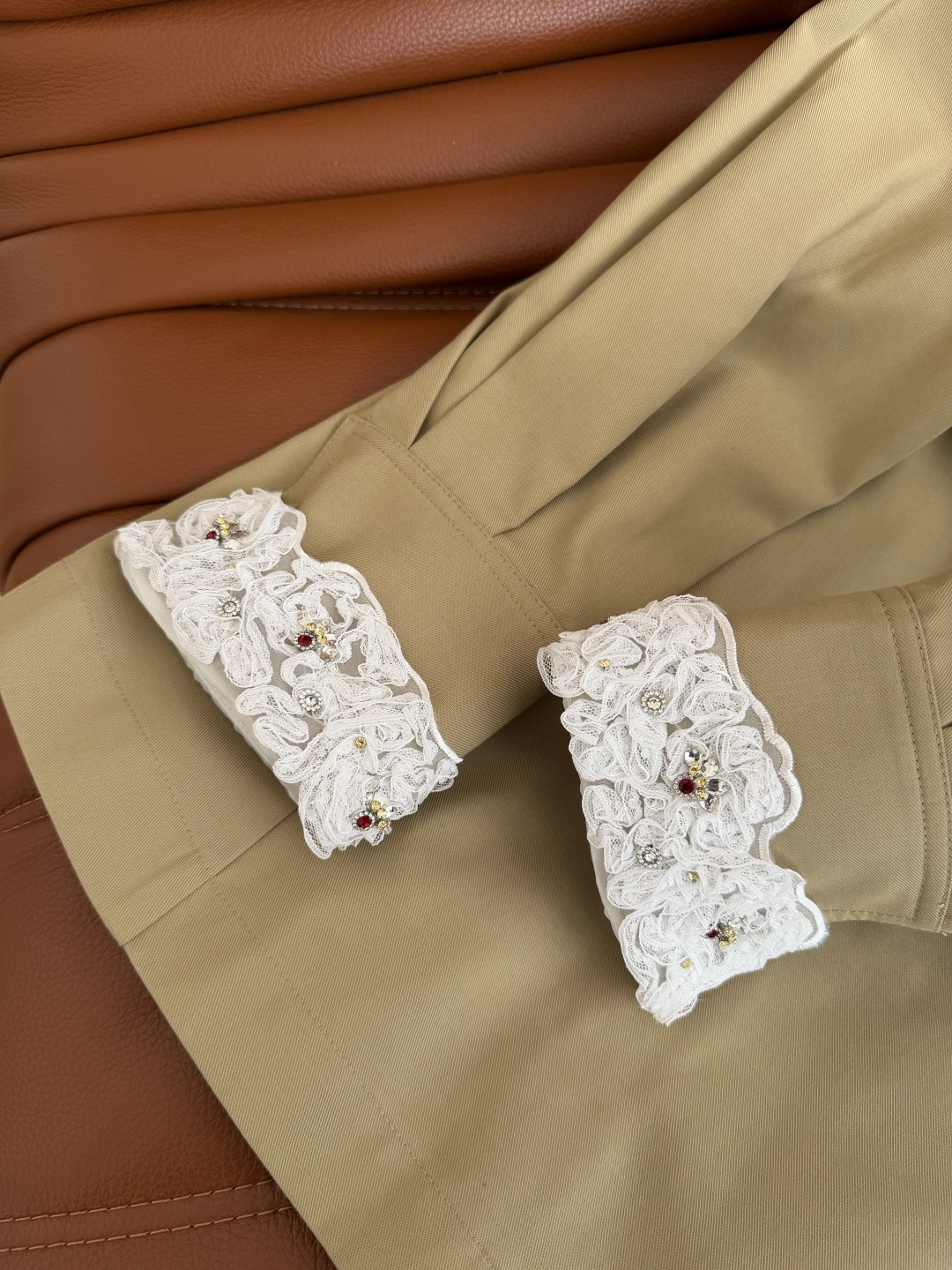 明星同款 超减龄 25秋冬 可拆卸双层领子设计风衣外套 重工定制的手工订珠蕾丝领子 可以随意拆卸 版型是