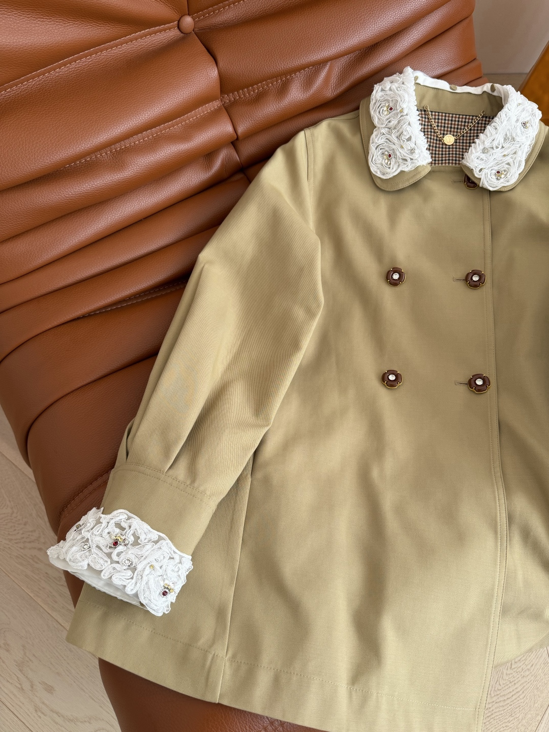 明星同款 超减龄 25秋冬 可拆卸双层领子设计风衣外套 重工定制的手工订珠蕾丝领子 可以随意拆卸 版型是