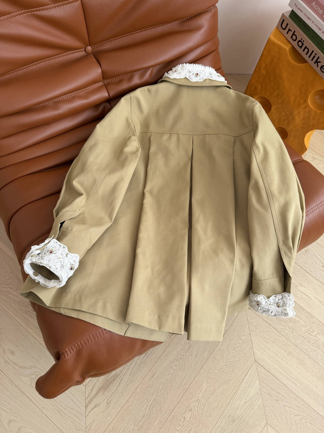 明星同款 超减龄 25秋冬 可拆卸双层领子设计风衣外套 重工定制的手工订珠蕾丝领子 可以随意拆卸 版型是