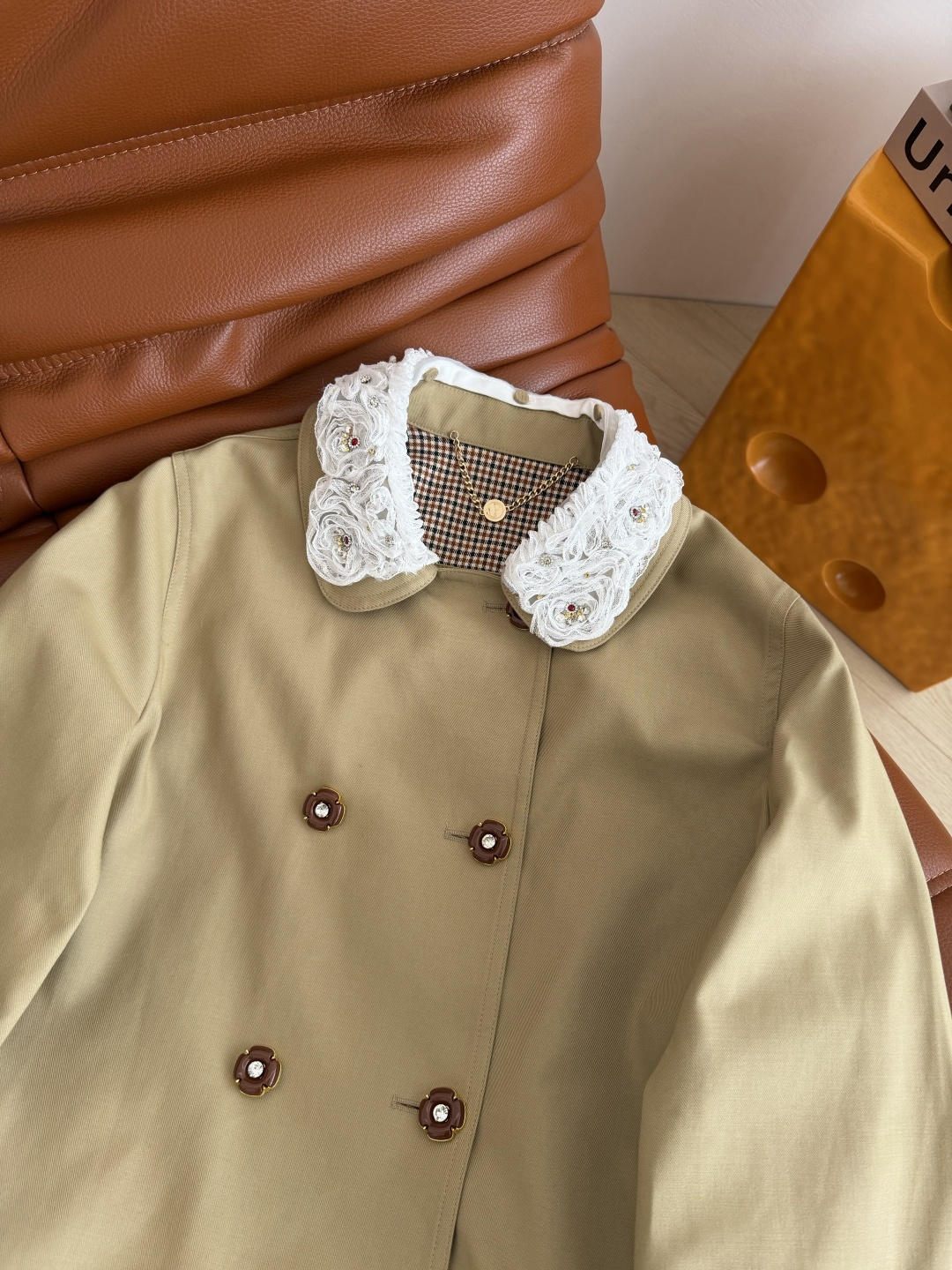 明星同款 超减龄 25秋冬 可拆卸双层领子设计风衣外套 重工定制的手工订珠蕾丝领子 可以随意拆卸 版型是