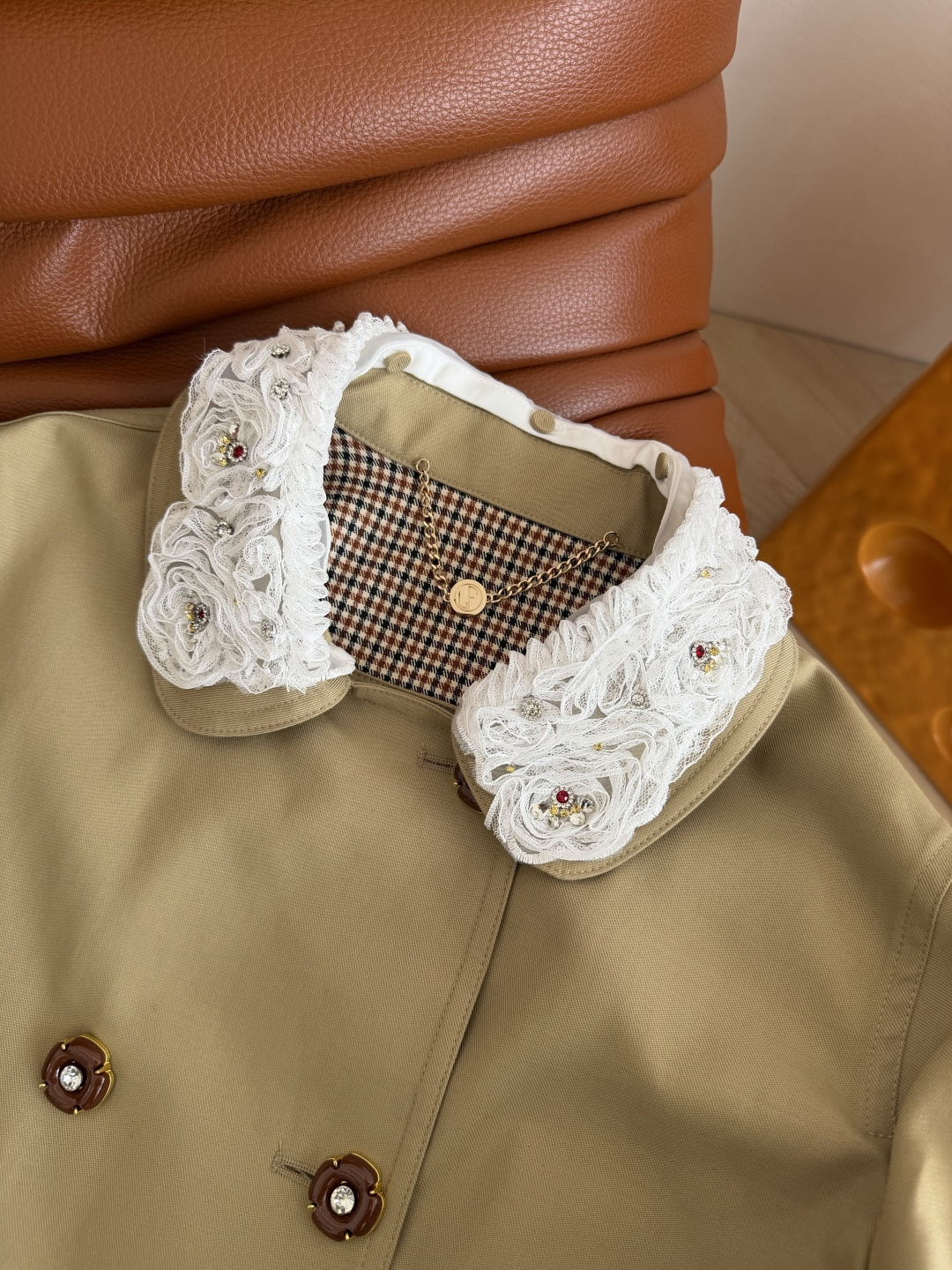 明星同款 超减龄 25秋冬 可拆卸双层领子设计风衣外套 重工定制的手工订珠蕾丝领子 可以随意拆卸 版型是