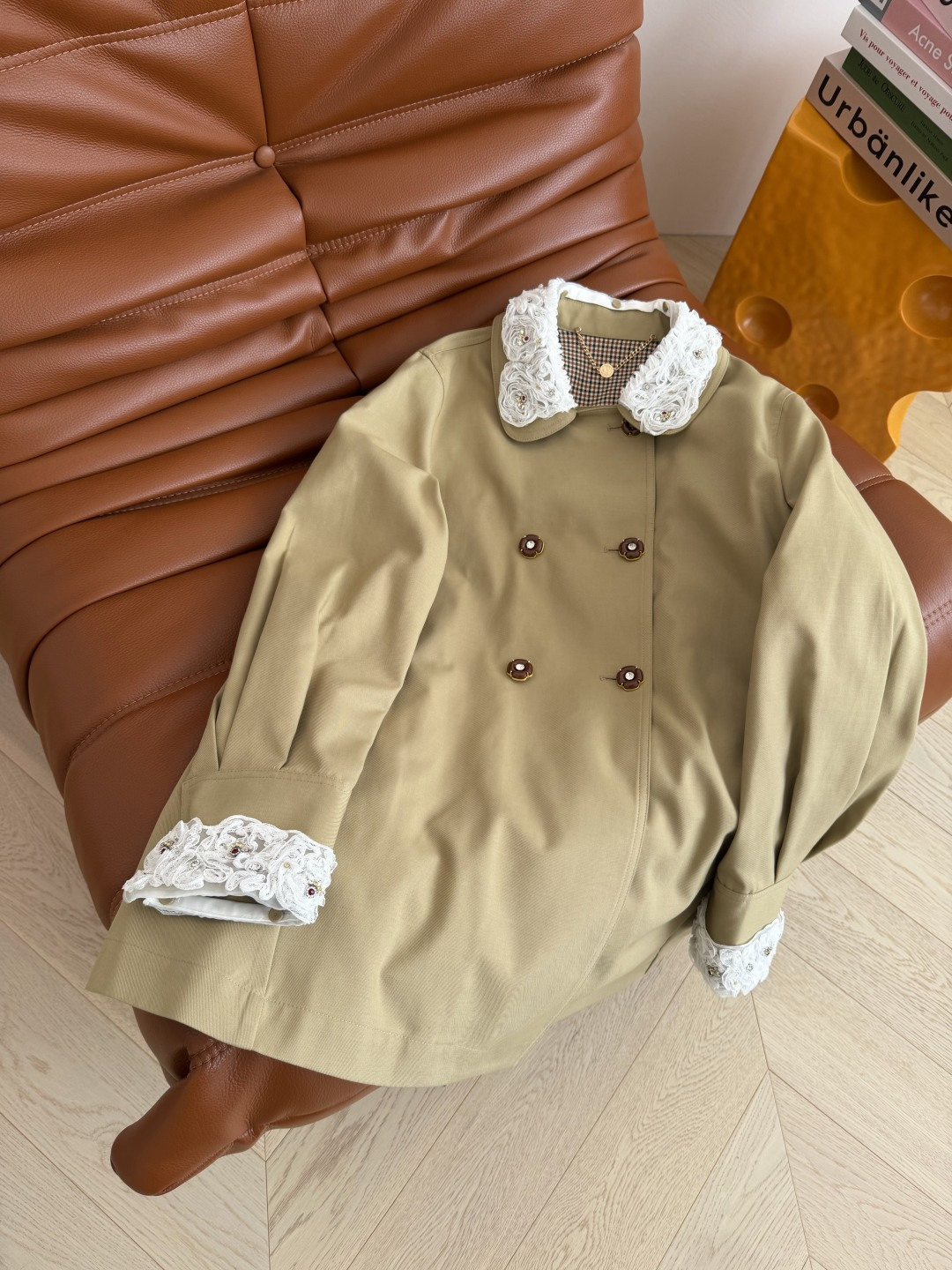 明星同款 超减龄 25秋冬 可拆卸双层领子设计风衣外套 重工定制的手工订珠蕾丝领子 可以随意拆卸 版型是