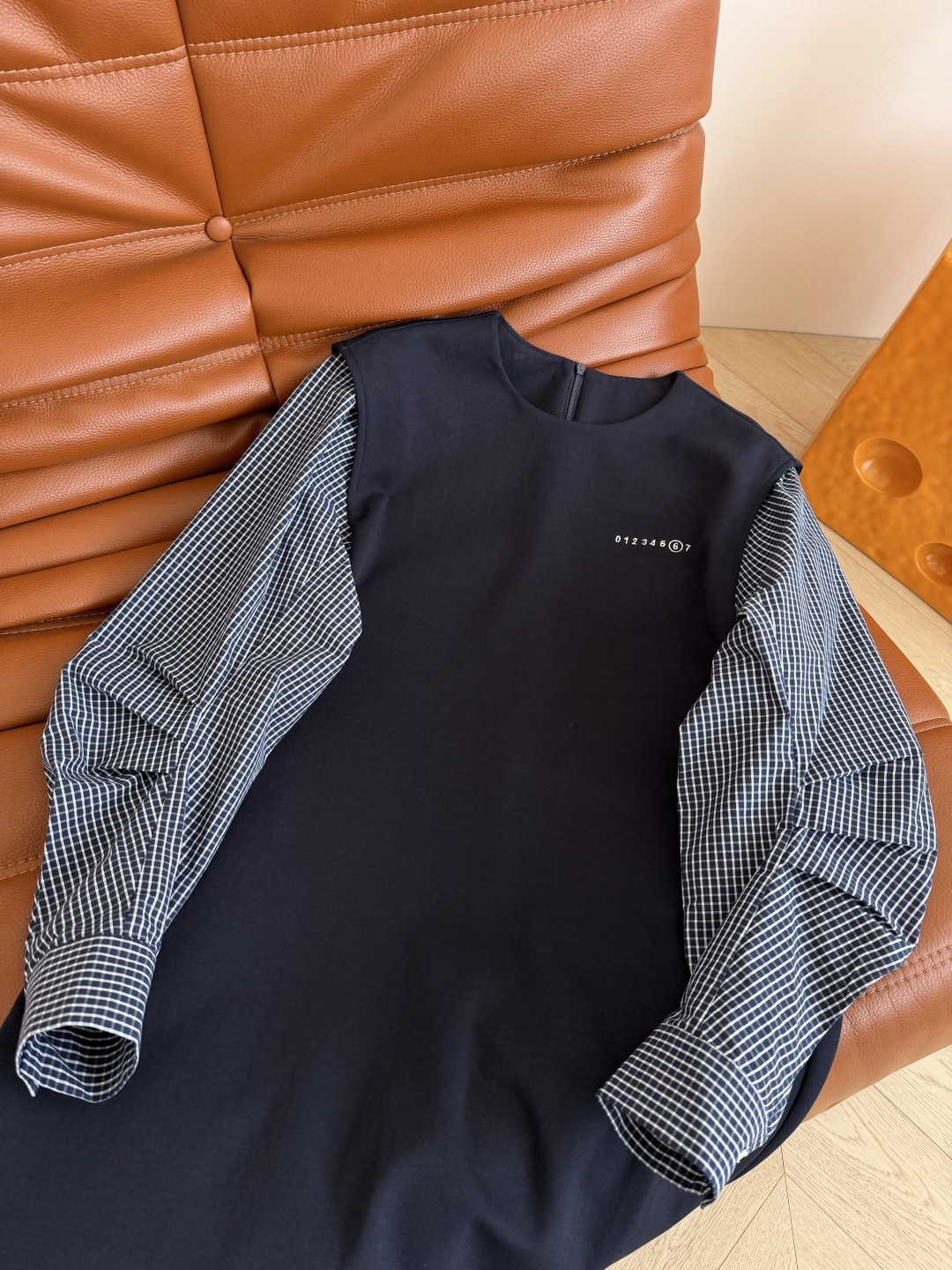 时髦秋冬裙子 25新款 宽肩假两件设计直筒连衣裙 弯刀袖子很有造型感 休闲时髦在线 是日常出街的一件式裙