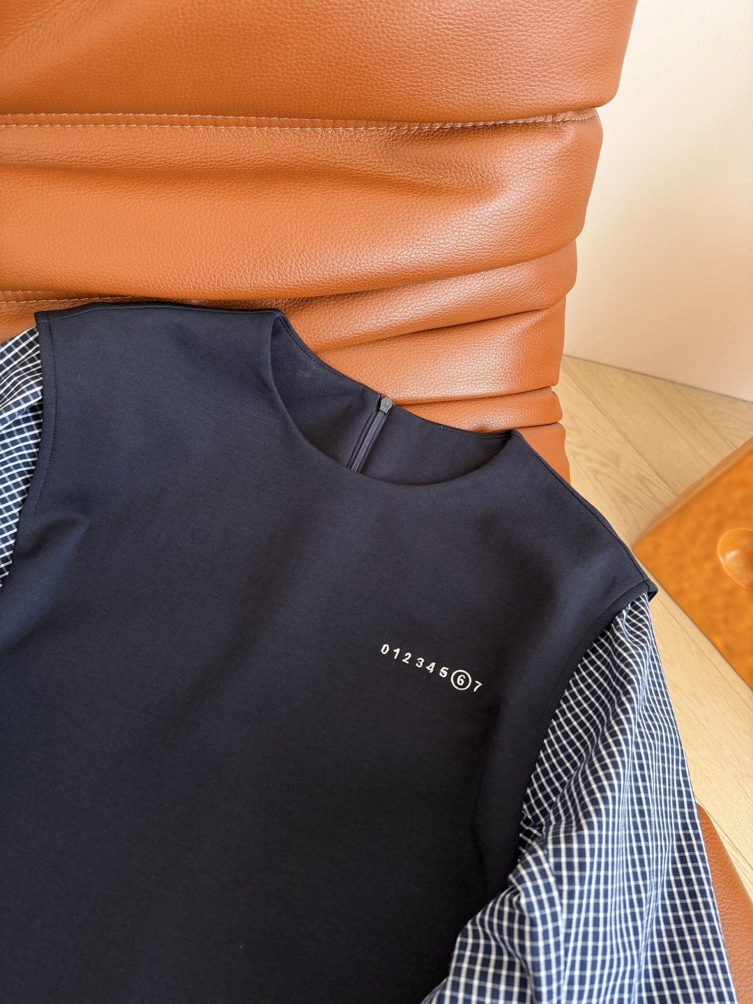 时髦秋冬裙子 25新款 宽肩假两件设计直筒连衣裙 弯刀袖子很有造型感 休闲时髦在线 是日常出街的一件式裙