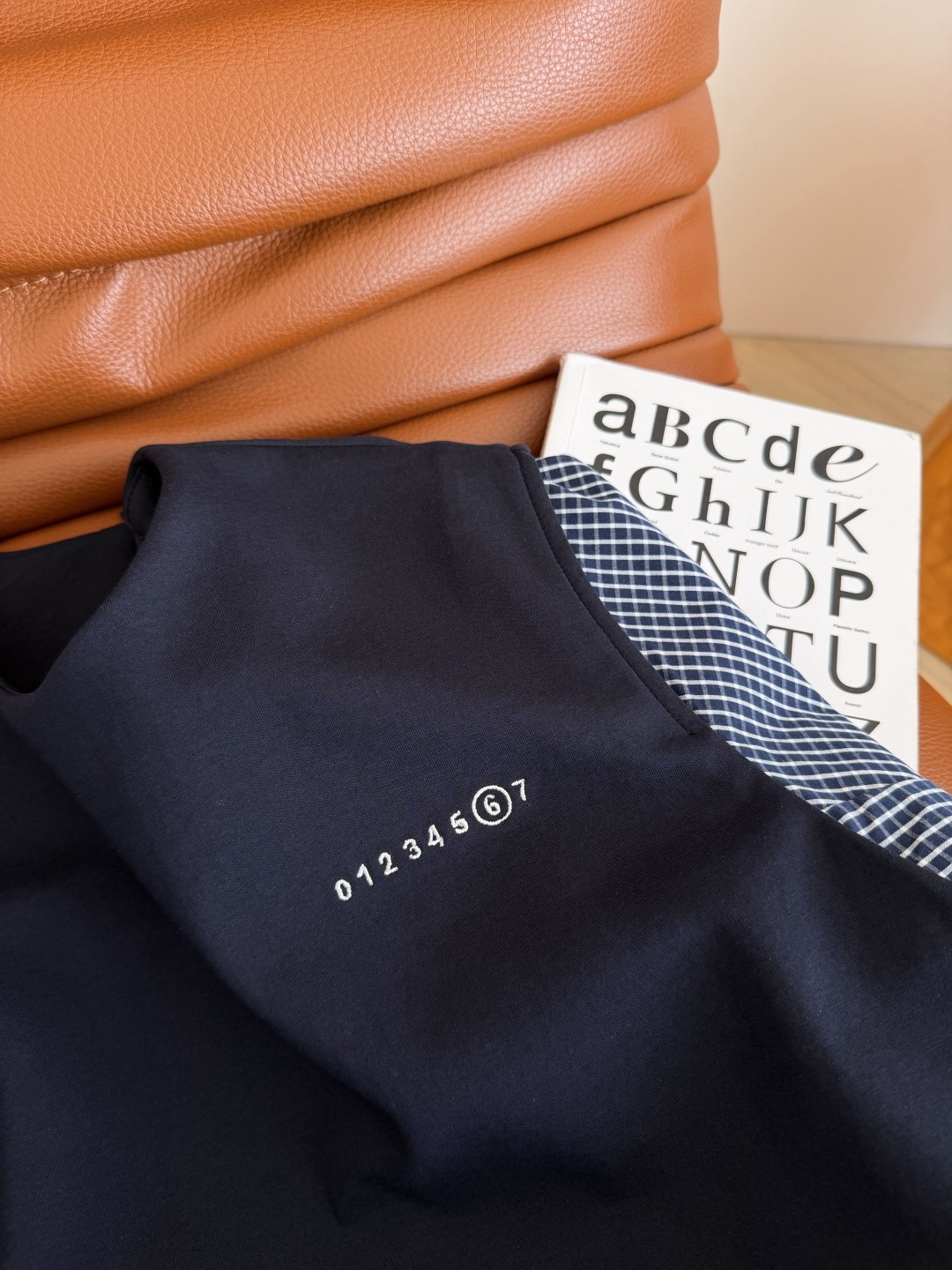 时髦秋冬裙子 25新款 宽肩假两件设计直筒连衣裙 弯刀袖子很有造型感 休闲时髦在线 是日常出街的一件式裙