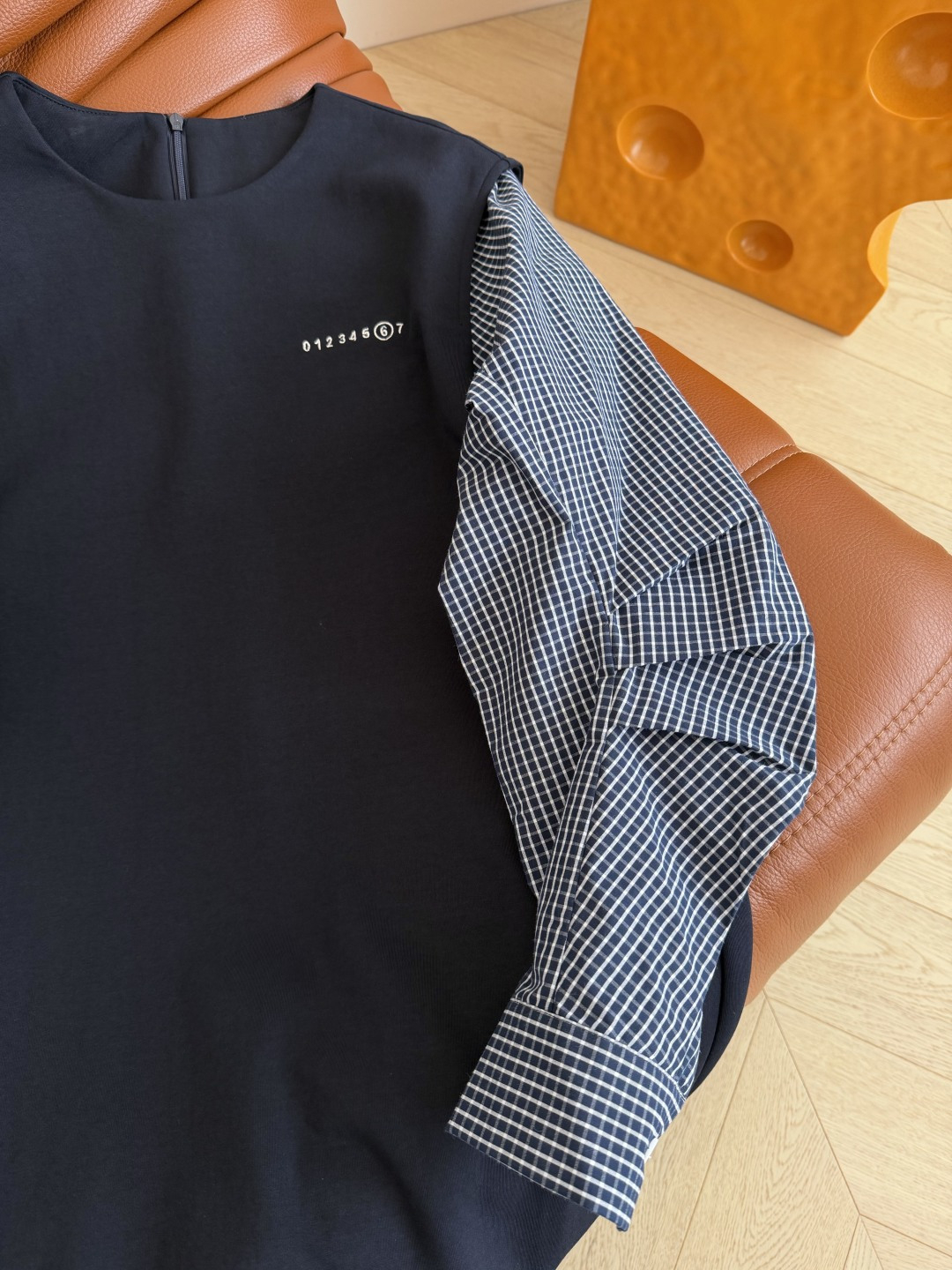 时髦秋冬裙子 25新款 宽肩假两件设计直筒连衣裙 弯刀袖子很有造型感 休闲时髦在线 是日常出街的一件式裙