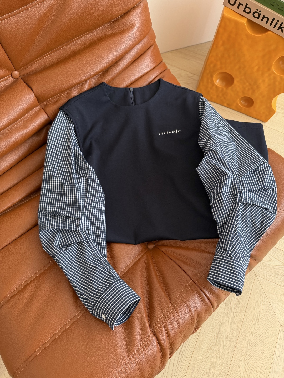 时髦秋冬裙子 25新款 宽肩假两件设计直筒连衣裙 弯刀袖子很有造型感 休闲时髦在线 是日常出街的一件式裙