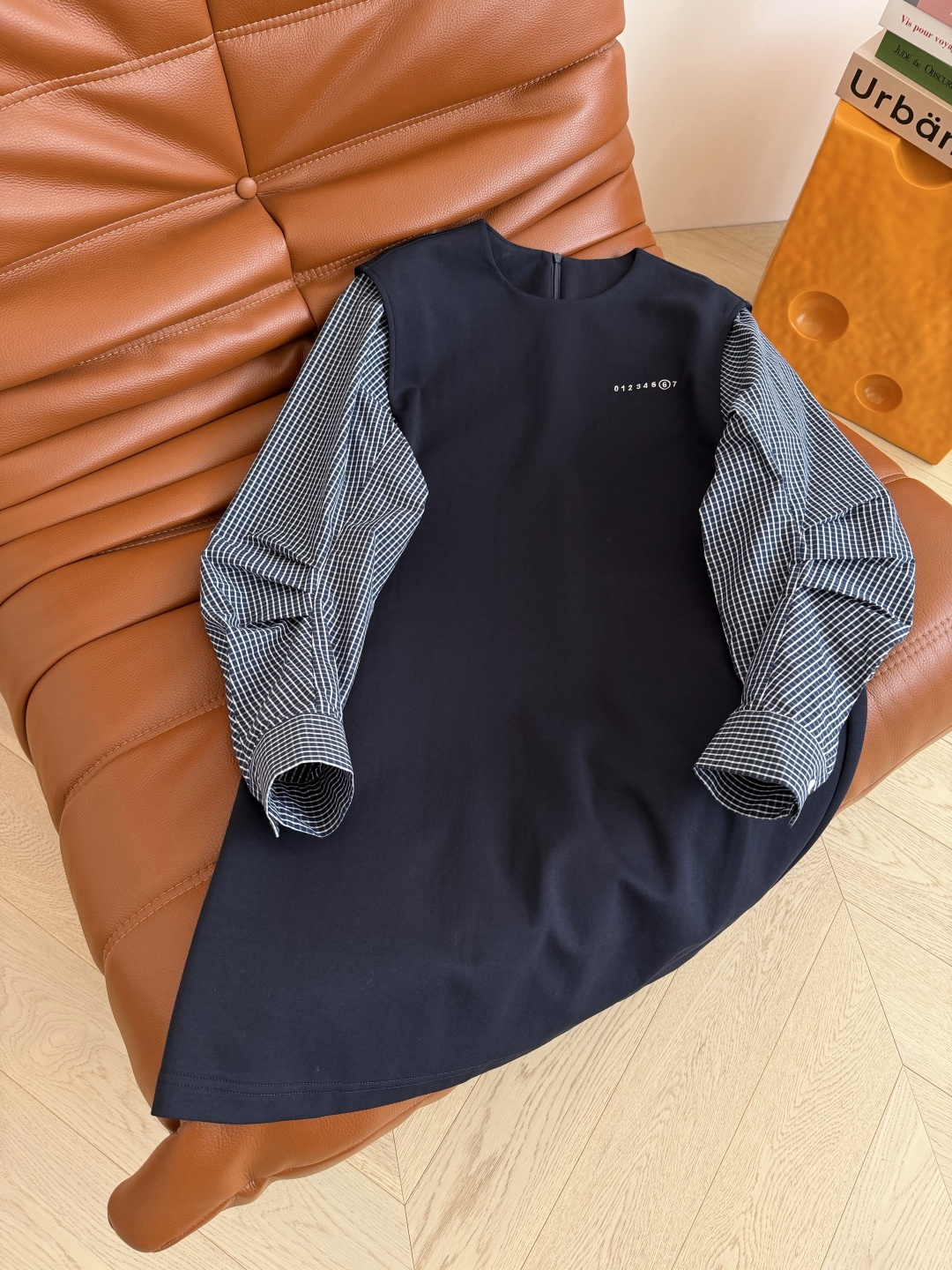 时髦秋冬裙子 25新款 宽肩假两件设计直筒连衣裙 弯刀袖子很有造型感 休闲时髦在线 是日常出街的一件式裙