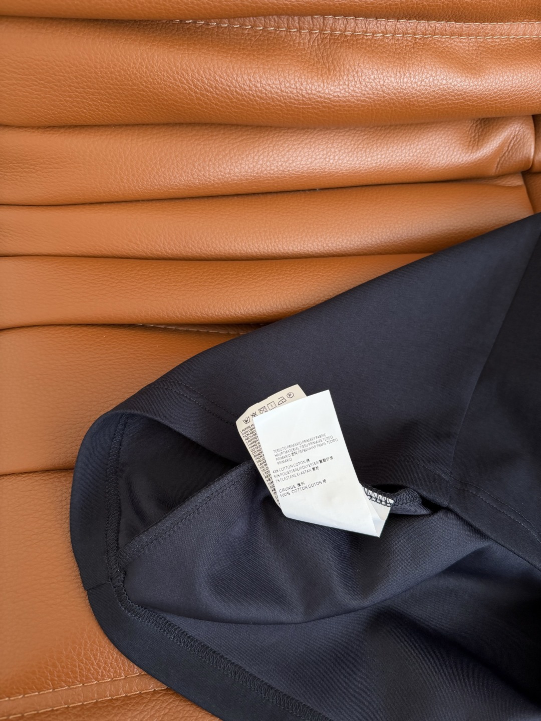 时髦秋冬裙子 25新款 宽肩假两件设计直筒连衣裙 弯刀袖子很有造型感 休闲时髦在线 是日常出街的一件式裙