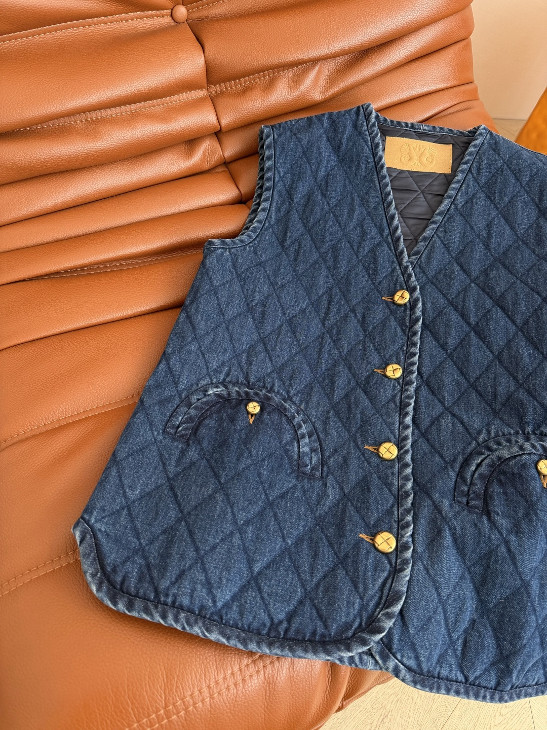 25秋冬 时髦叠穿单品 菱格牛仔夹棉马甲外套 各种叠穿卫衣衬衫毛衣都OK 氛围穿搭时髦感轻松Get 重工