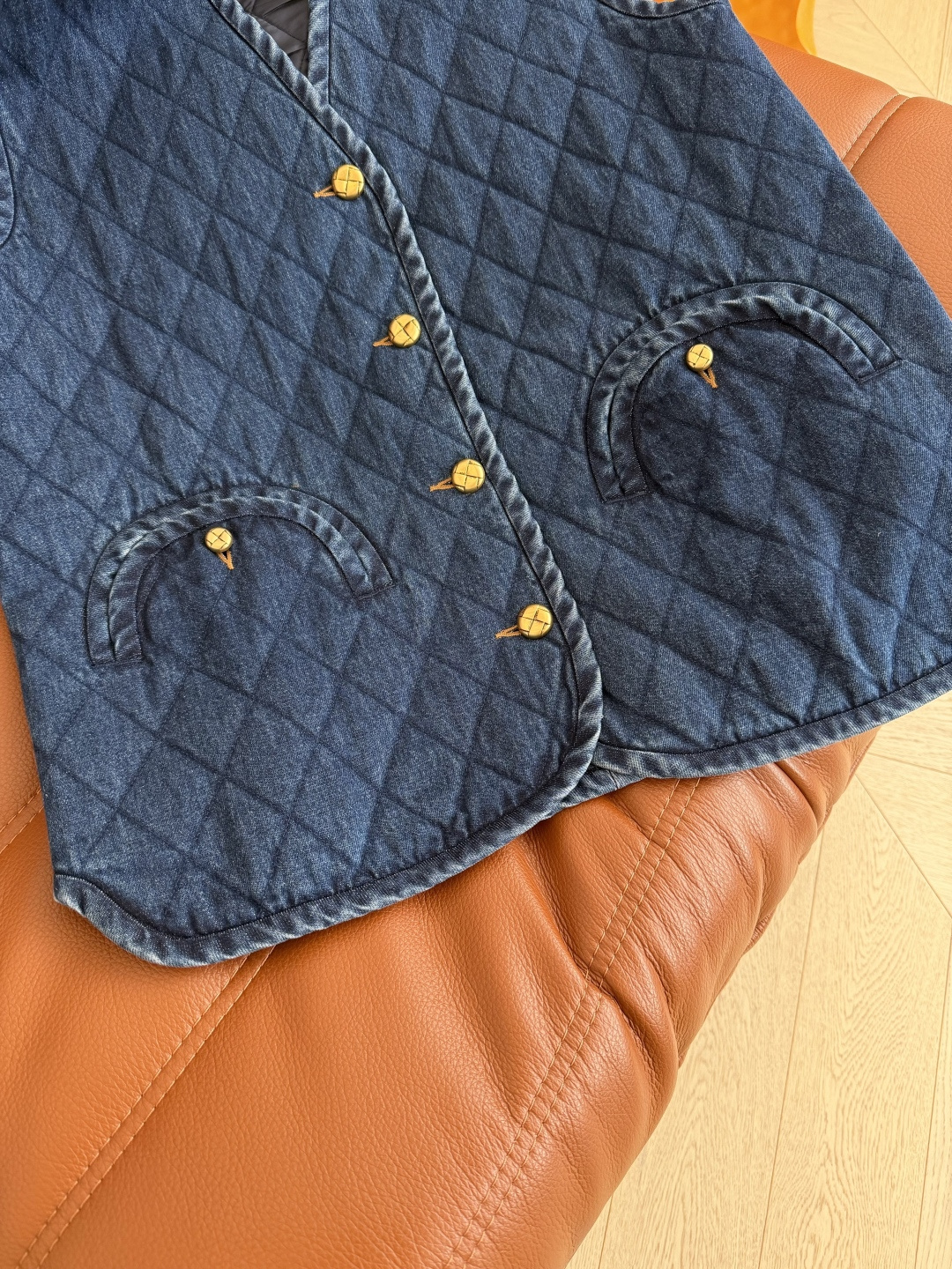 25秋冬 时髦叠穿单品 菱格牛仔夹棉马甲外套 各种叠穿卫衣衬衫毛衣都OK 氛围穿搭时髦感轻松Get 重工