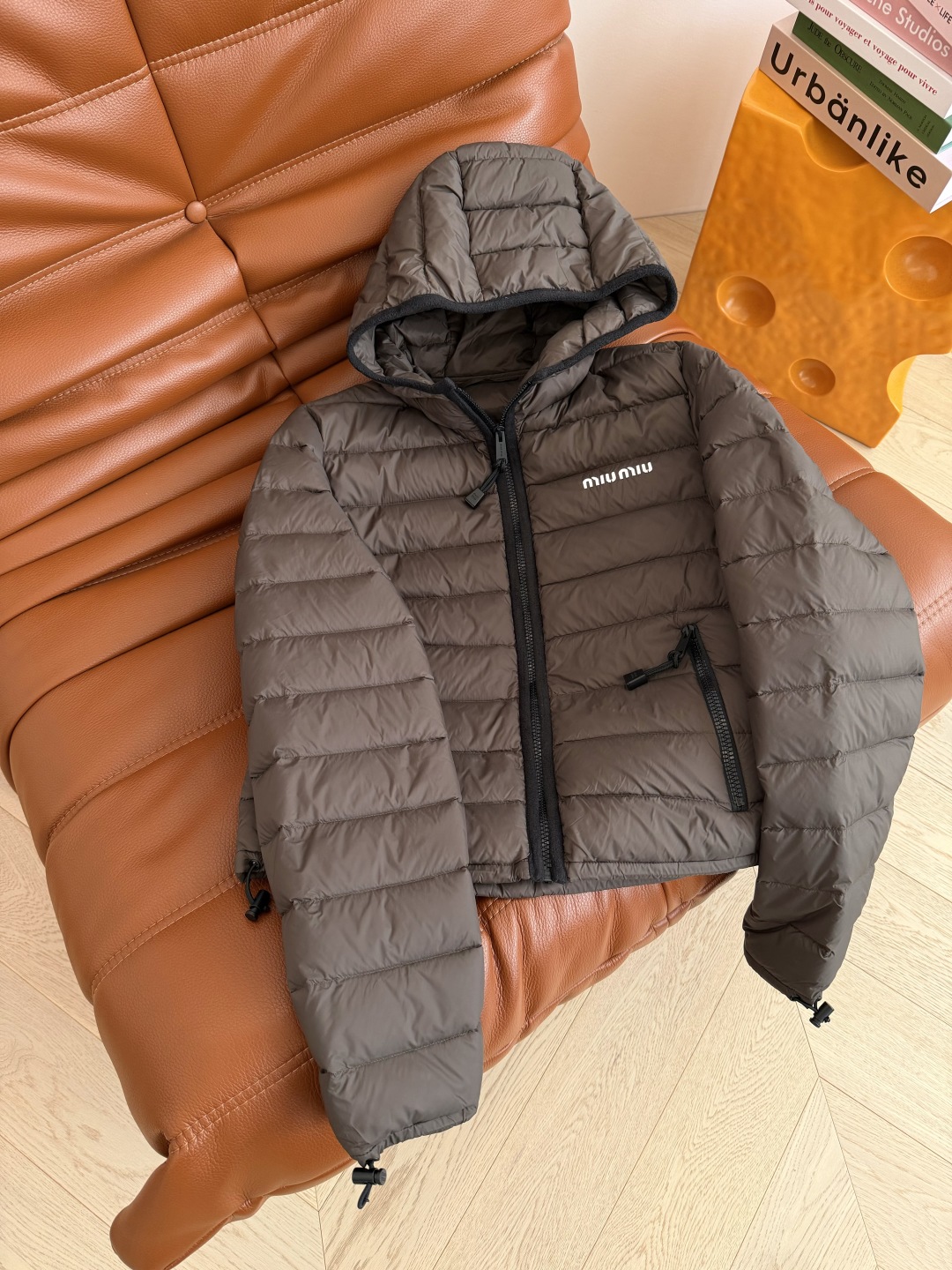 这个冬季必备款 25 FW 老钱风连帽羽绒服 轻便款 上身超舒服轻便有型又保暖 颜值超高的羽绒服 妥妥的