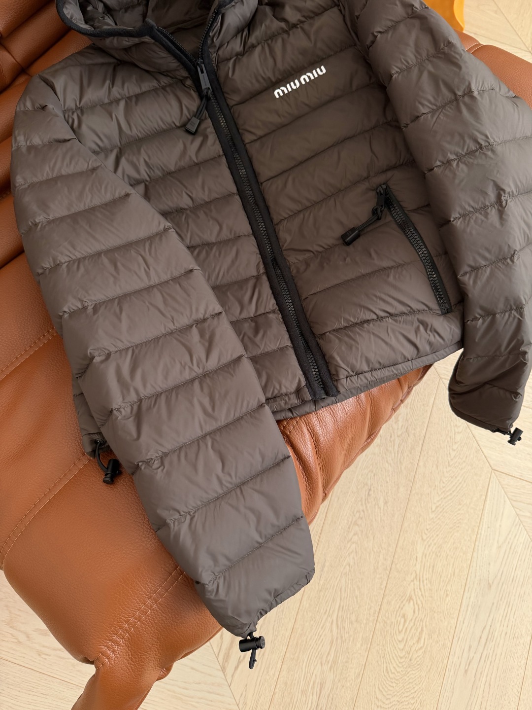 这个冬季必备款 25 FW 老钱风连帽羽绒服 轻便款 上身超舒服轻便有型又保暖 颜值超高的羽绒服 妥妥的