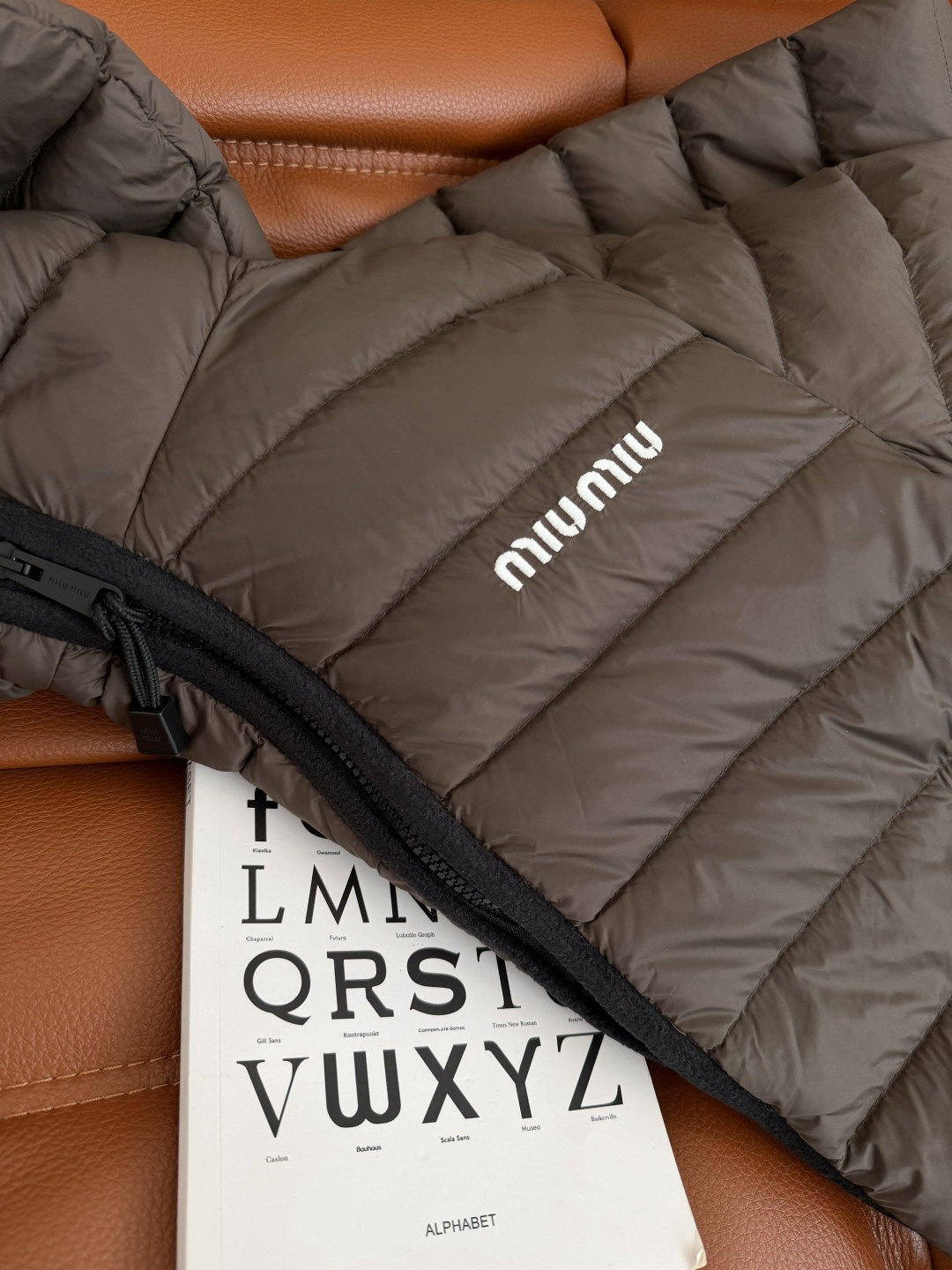 这个冬季必备款 25 FW 老钱风连帽羽绒服 轻便款 上身超舒服轻便有型又保暖 颜值超高的羽绒服 妥妥的