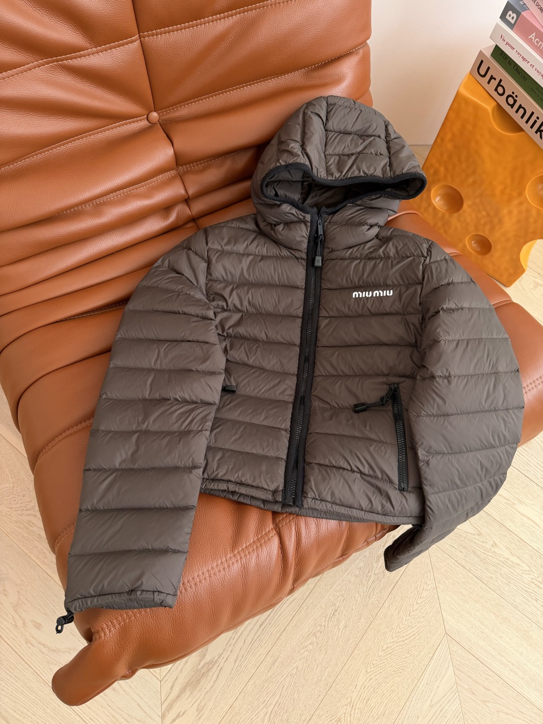 这个冬季必备款 25 FW 老钱风连帽羽绒服 轻便款 上身超舒服轻便有型又保暖 颜值超高的羽绒服 妥妥的