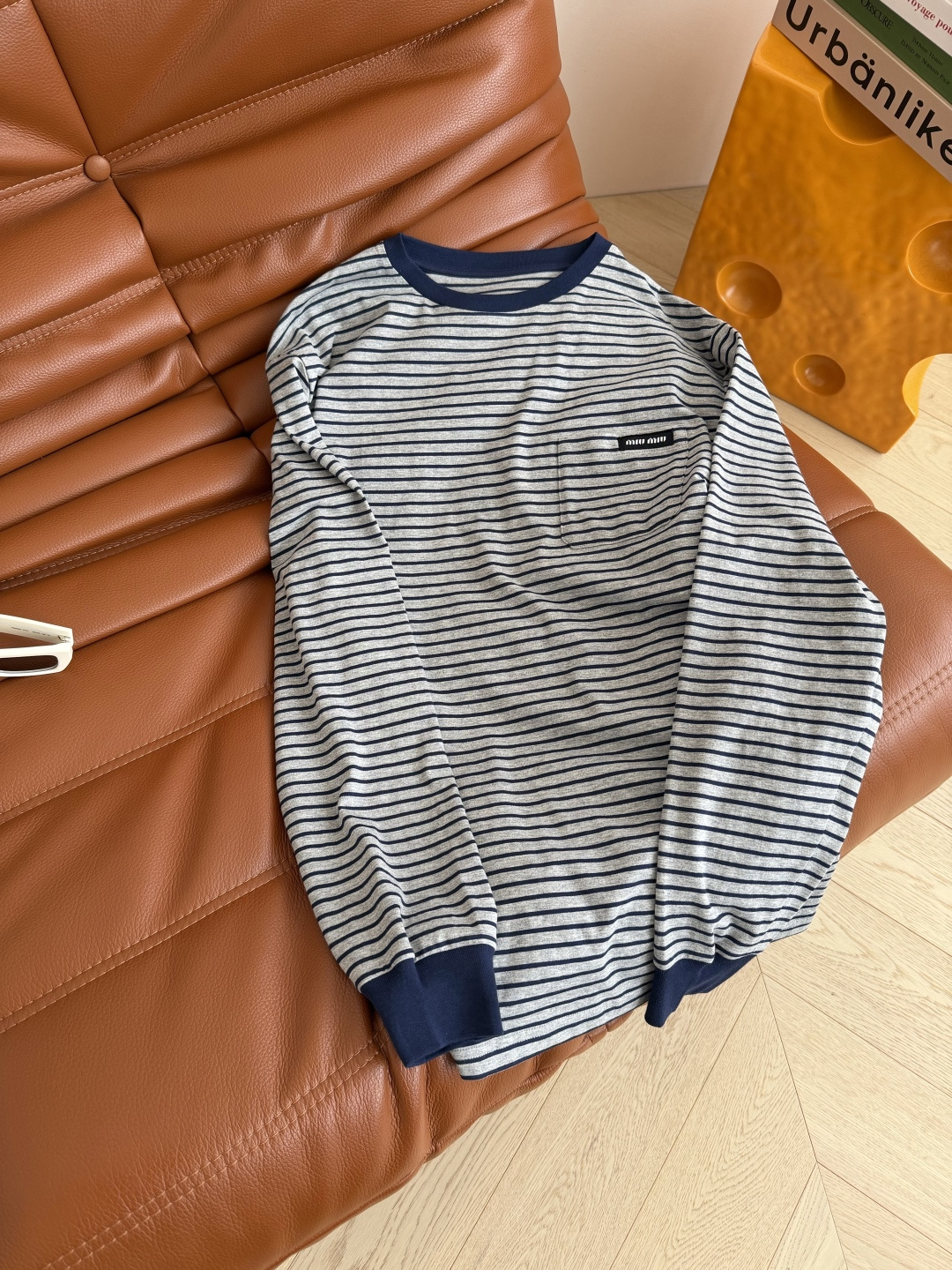 刘浩存同款 25FW 字母徽标条纹T恤 日常出街凹造型或者打底都OK 大写的实穿 花卉和藏蓝条纹配色很好