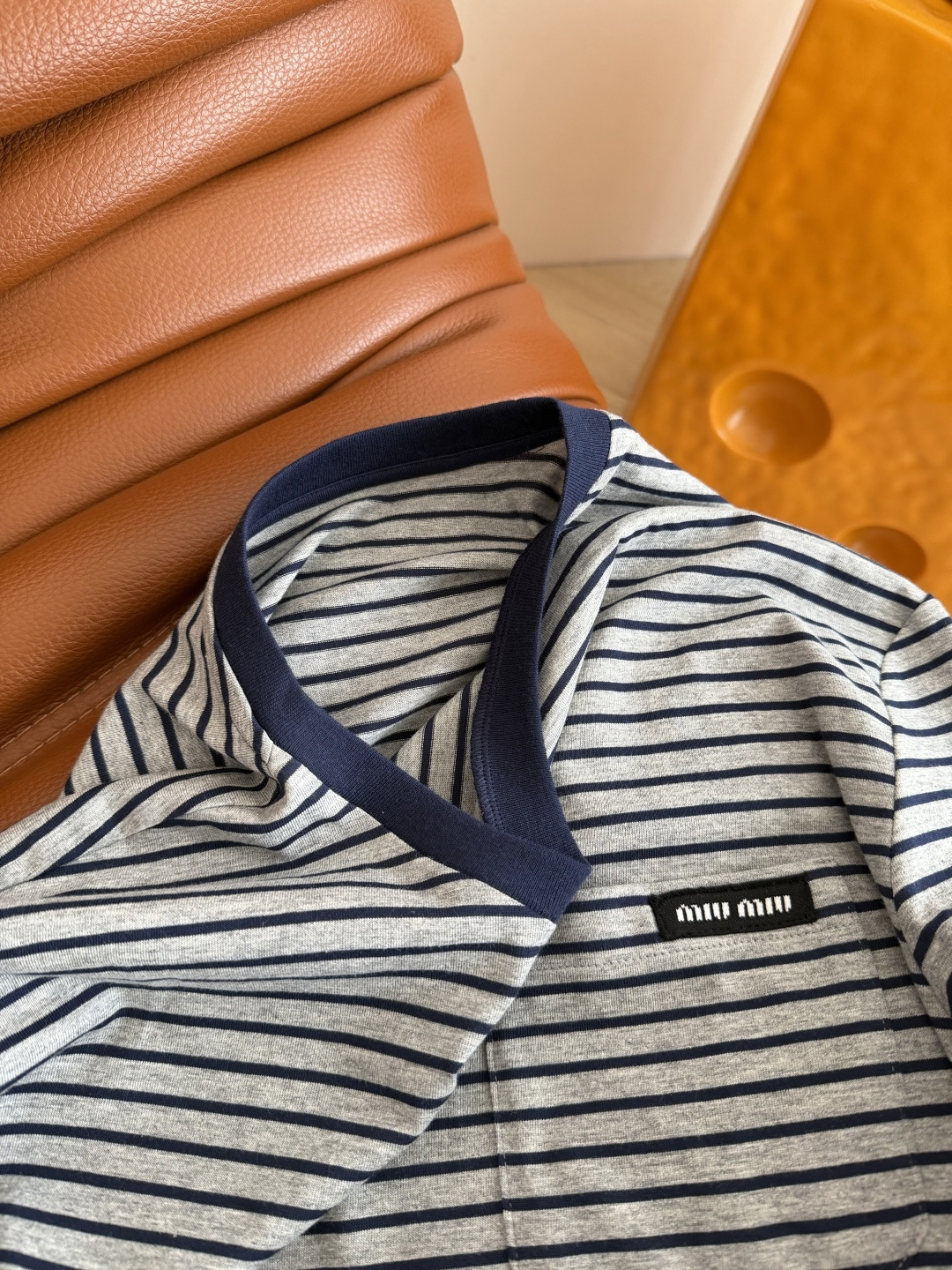 刘浩存同款 25FW 字母徽标条纹T恤 日常出街凹造型或者打底都OK 大写的实穿 花卉和藏蓝条纹配色很好