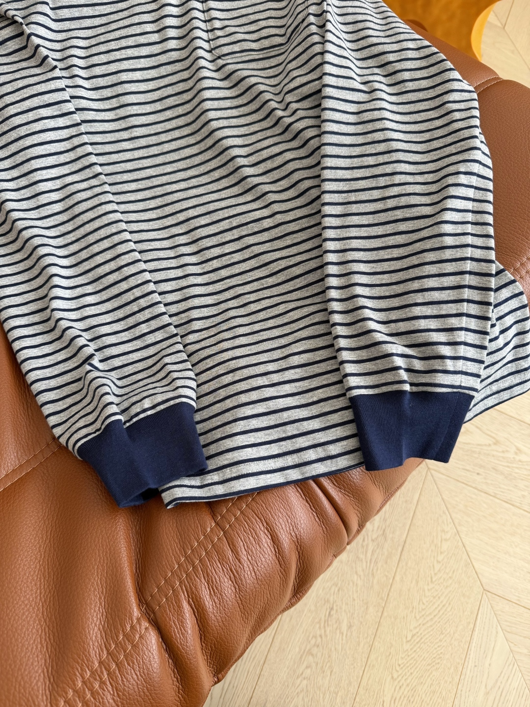 刘浩存同款 25FW 字母徽标条纹T恤 日常出街凹造型或者打底都OK 大写的实穿 花卉和藏蓝条纹配色很好