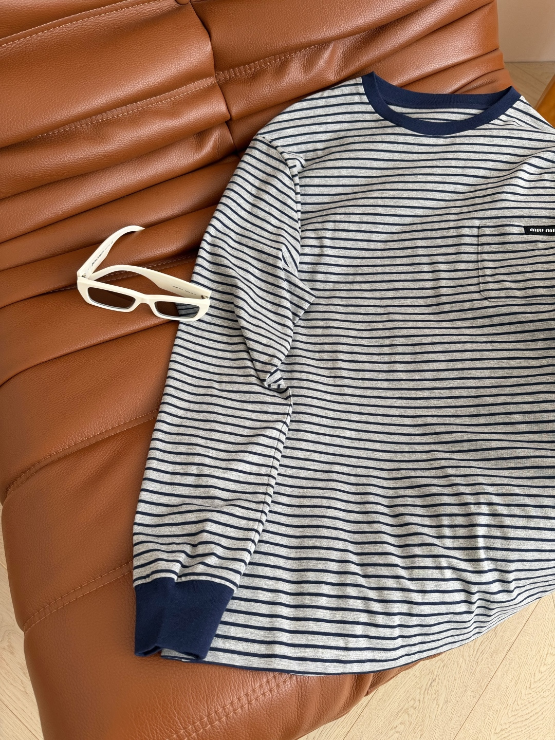 刘浩存同款 25FW 字母徽标条纹T恤 日常出街凹造型或者打底都OK 大写的实穿 花卉和藏蓝条纹配色很好