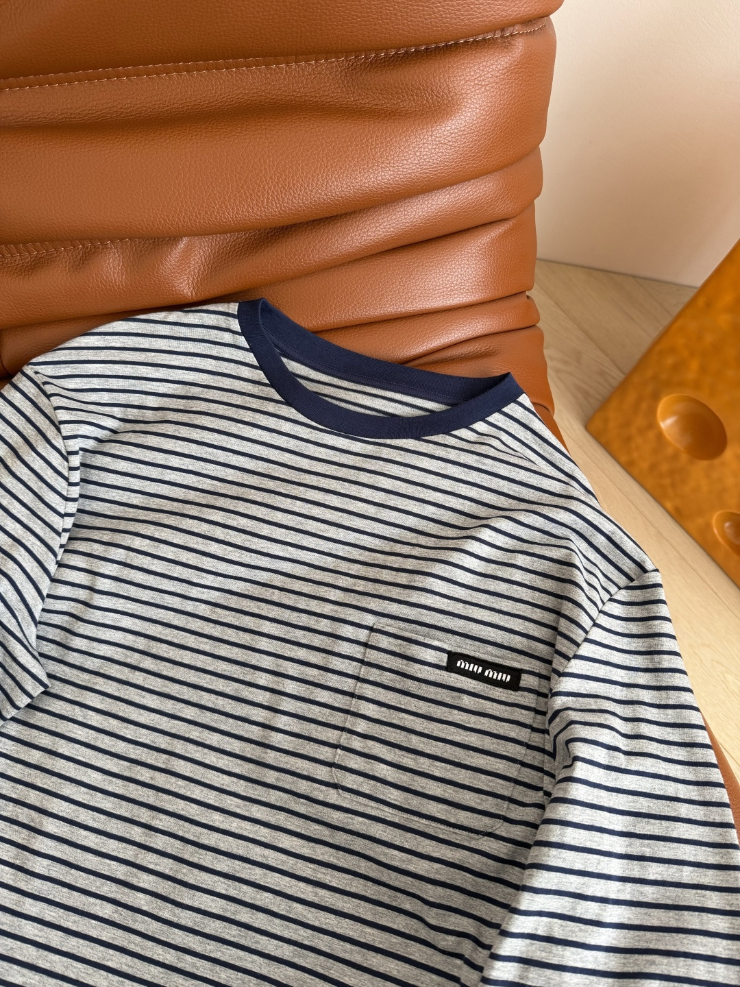 刘浩存同款 25FW 字母徽标条纹T恤 日常出街凹造型或者打底都OK 大写的实穿 花卉和藏蓝条纹配色很好