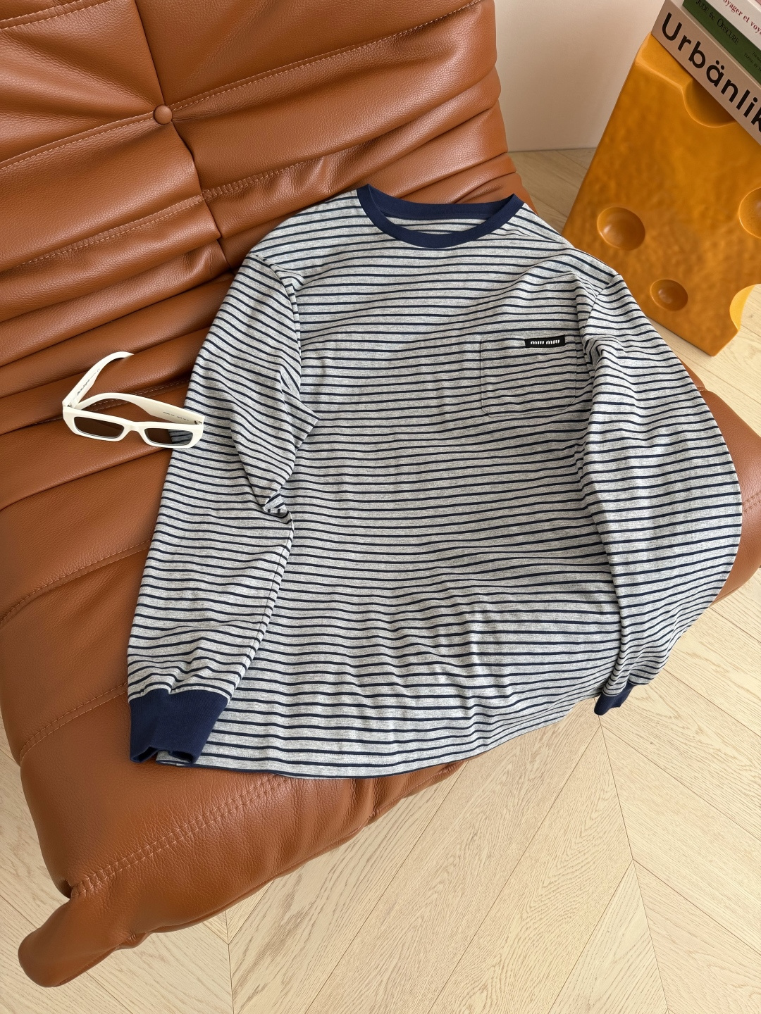 刘浩存同款 25FW 字母徽标条纹T恤 日常出街凹造型或者打底都OK 大写的实穿 花卉和藏蓝条纹配色很好