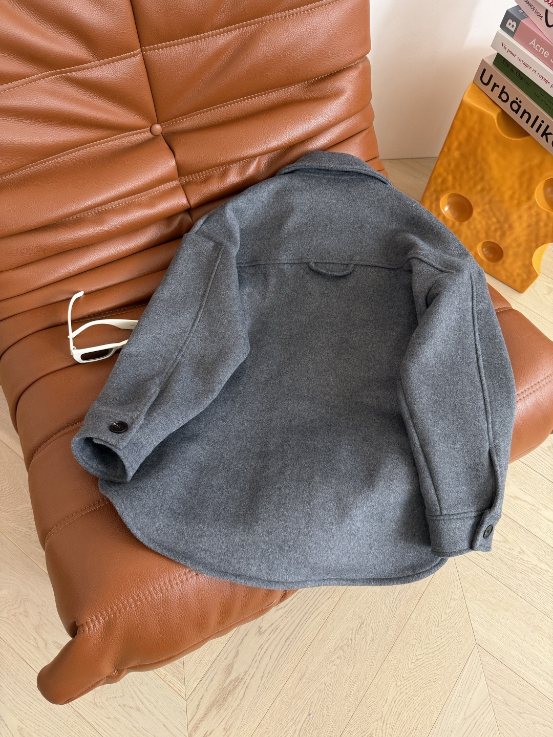 25秋冬 经典三角标装饰羊毛双面尼外套 百搭高级灰 衬衫式设计外套 定制的高级灰羊毛呢面料 比较厚实挺括