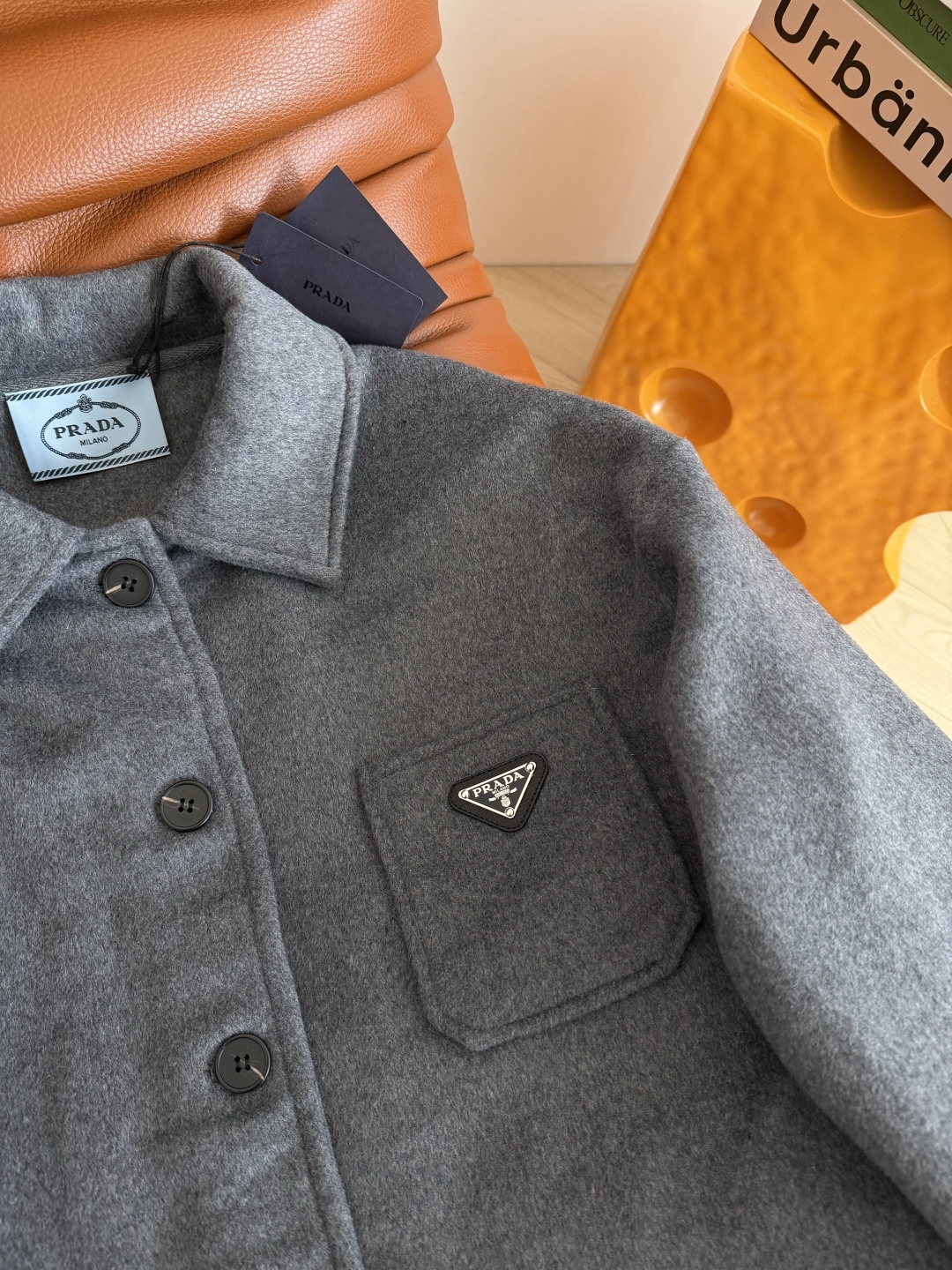 25秋冬 经典三角标装饰羊毛双面尼外套 百搭高级灰 衬衫式设计外套 定制的高级灰羊毛呢面料 比较厚实挺括