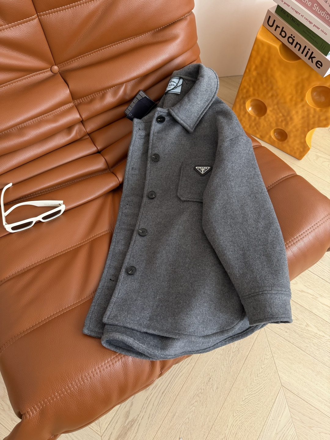 25秋冬 经典三角标装饰羊毛双面尼外套 百搭高级灰 衬衫式设计外套 定制的高级灰羊毛呢面料 比较厚实挺括