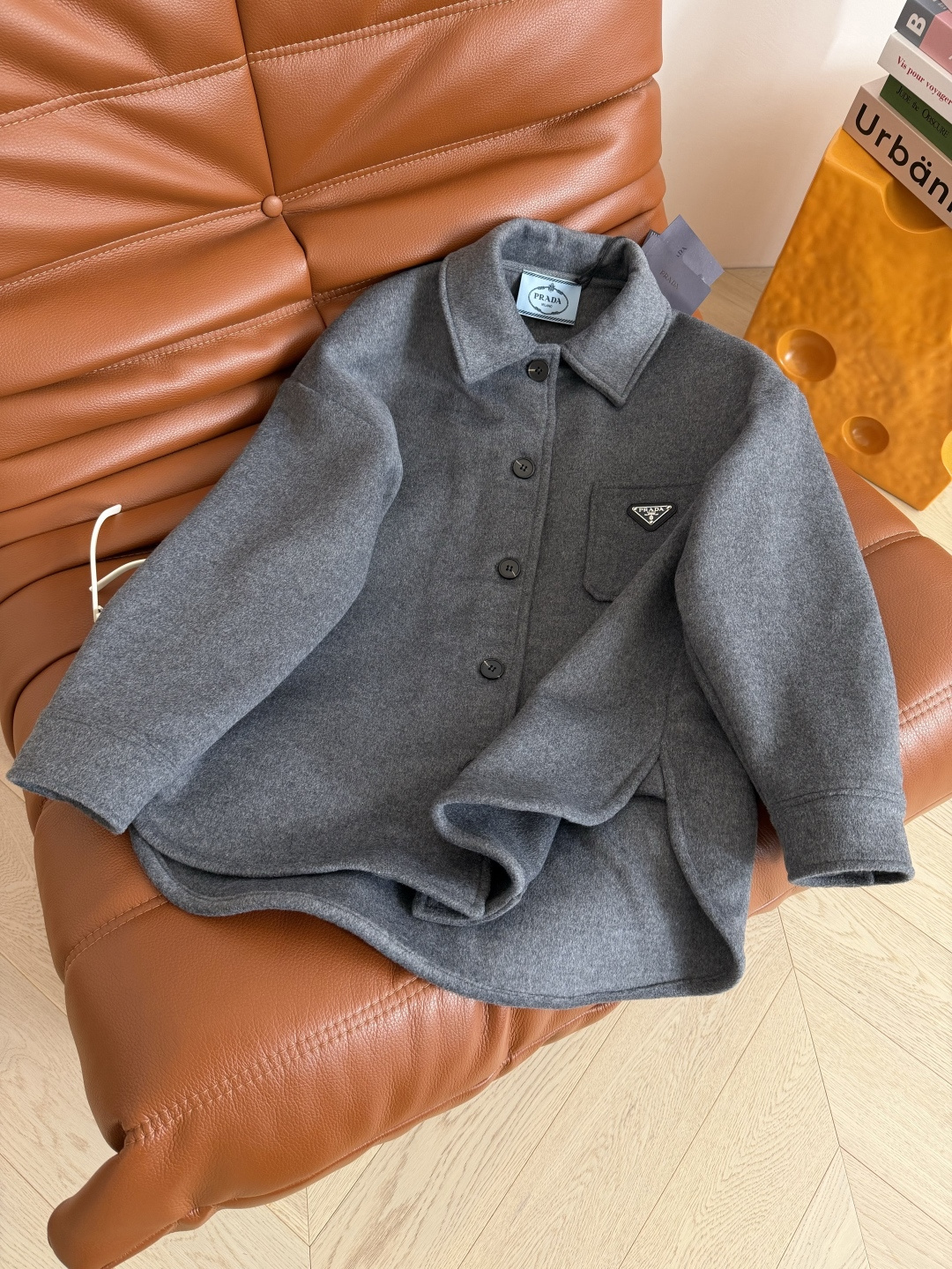 25秋冬 经典三角标装饰羊毛双面尼外套 百搭高级灰 衬衫式设计外套 定制的高级灰羊毛呢面料 比较厚实挺括