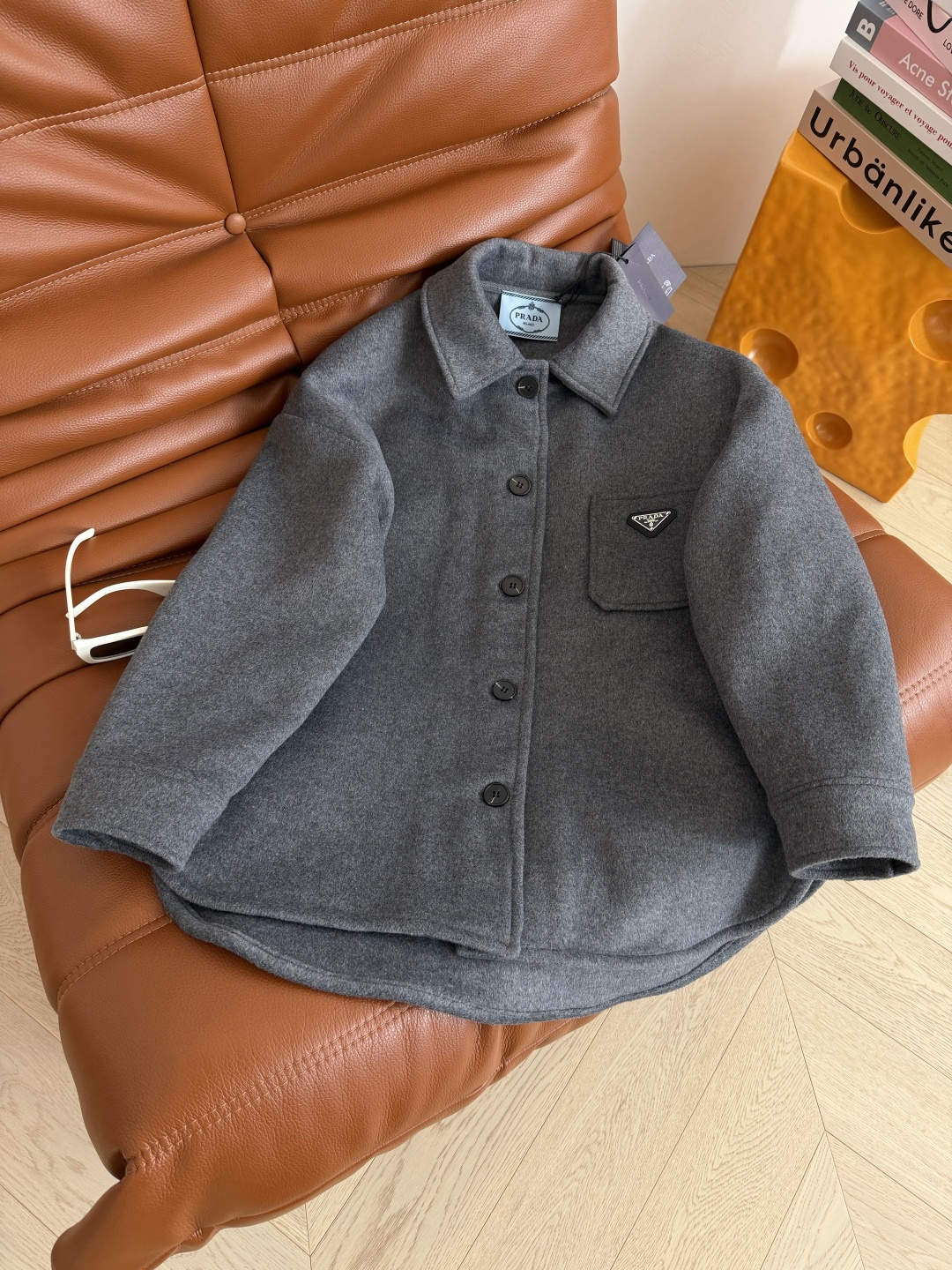 25秋冬 经典三角标装饰羊毛双面尼外套 百搭高级灰 衬衫式设计外套 定制的高级灰羊毛呢面料 比较厚实挺括