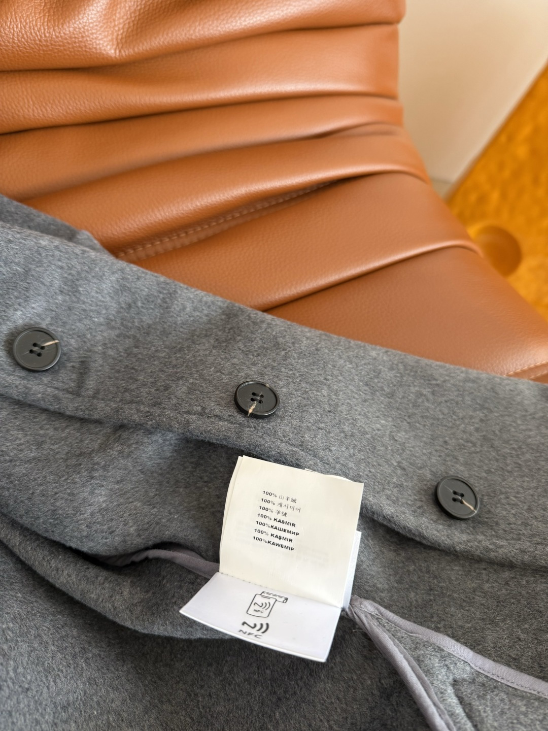 25秋冬 经典三角标装饰羊毛双面尼外套 百搭高级灰 衬衫式设计外套 定制的高级灰羊毛呢面料 比较厚实挺括