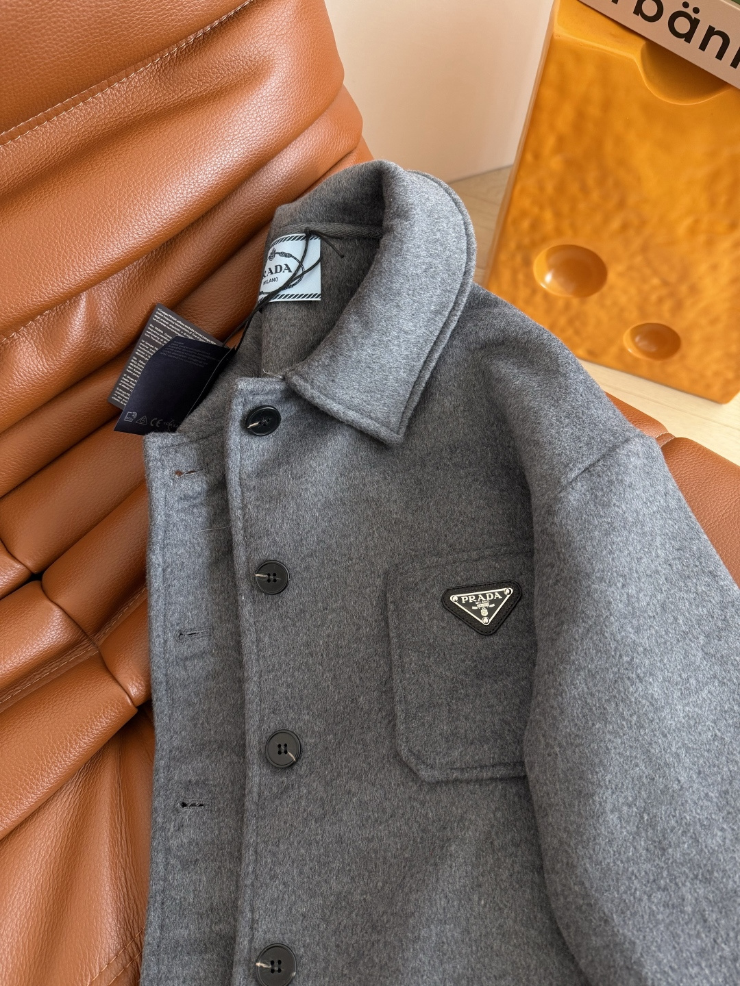 25秋冬 经典三角标装饰羊毛双面尼外套 百搭高级灰 衬衫式设计外套 定制的高级灰羊毛呢面料 比较厚实挺括