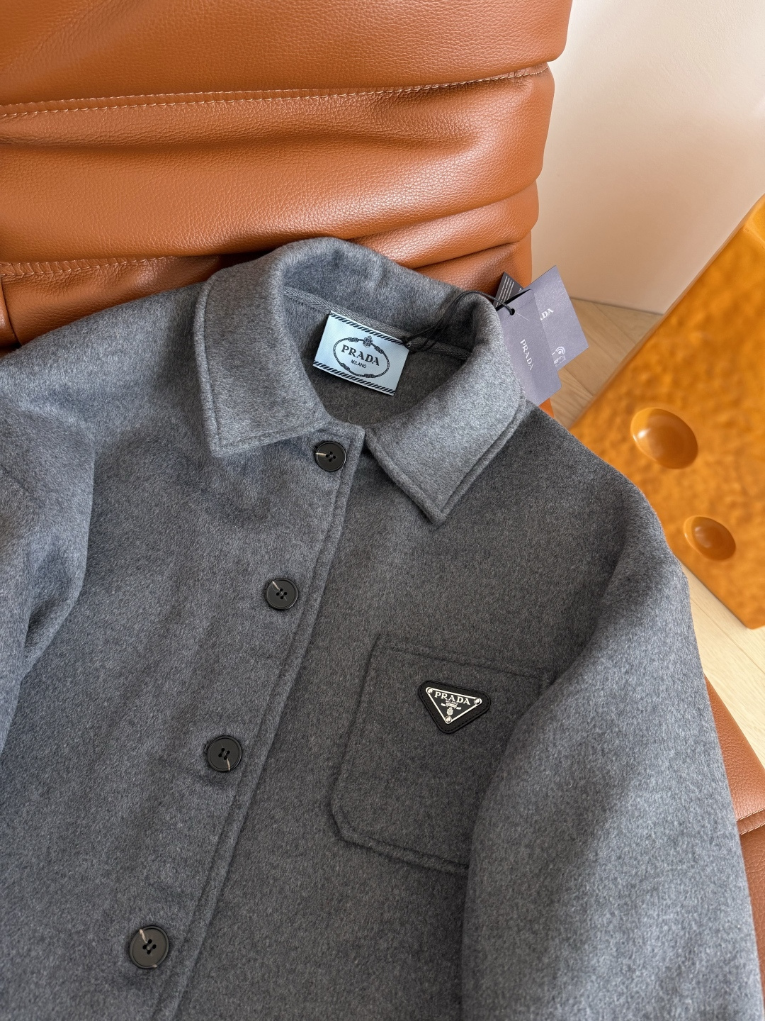 25秋冬 经典三角标装饰羊毛双面尼外套 百搭高级灰 衬衫式设计外套 定制的高级灰羊毛呢面料 比较厚实挺括