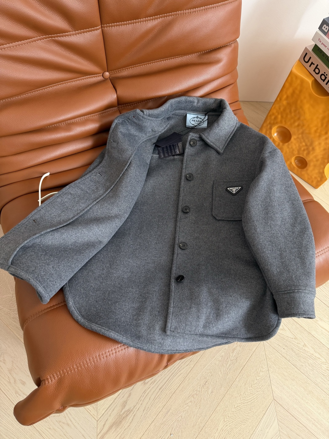 25秋冬 经典三角标装饰羊毛双面尼外套 百搭高级灰 衬衫式设计外套 定制的高级灰羊毛呢面料 比较厚实挺括