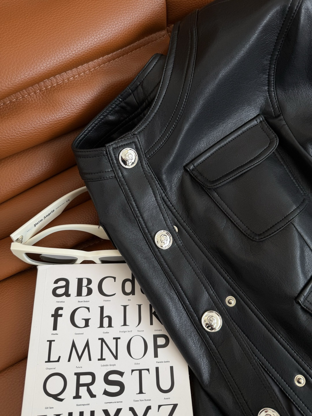 明星同款 25秋冬 双C人像扣装饰皮衣外套 入冬必入款 很有造型感 采用进口的蛋白皮材质 手感很舒服不会