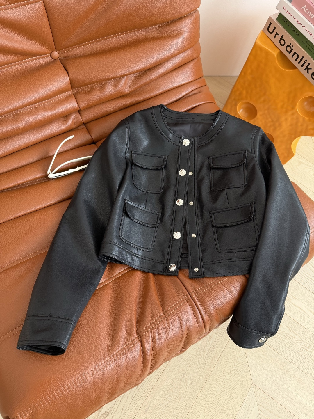 明星同款 25秋冬 双C人像扣装饰皮衣外套 入冬必入款 很有造型感 采用进口的蛋白皮材质 手感很舒服不会