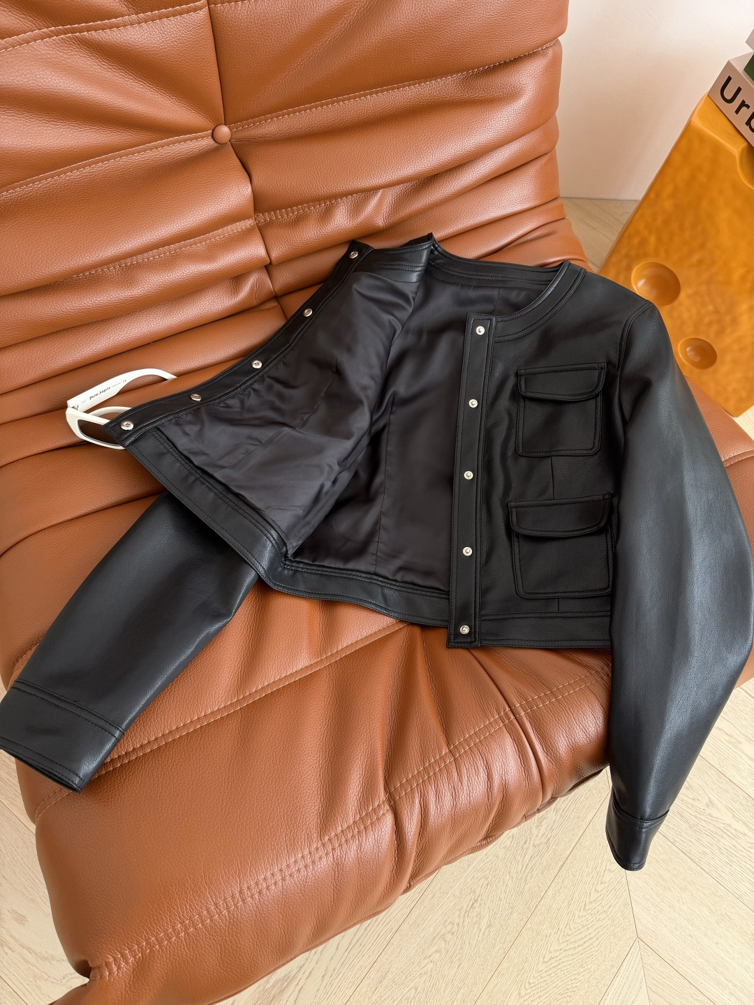 明星同款 25秋冬 双C人像扣装饰皮衣外套 入冬必入款 很有造型感 采用进口的蛋白皮材质 手感很舒服不会