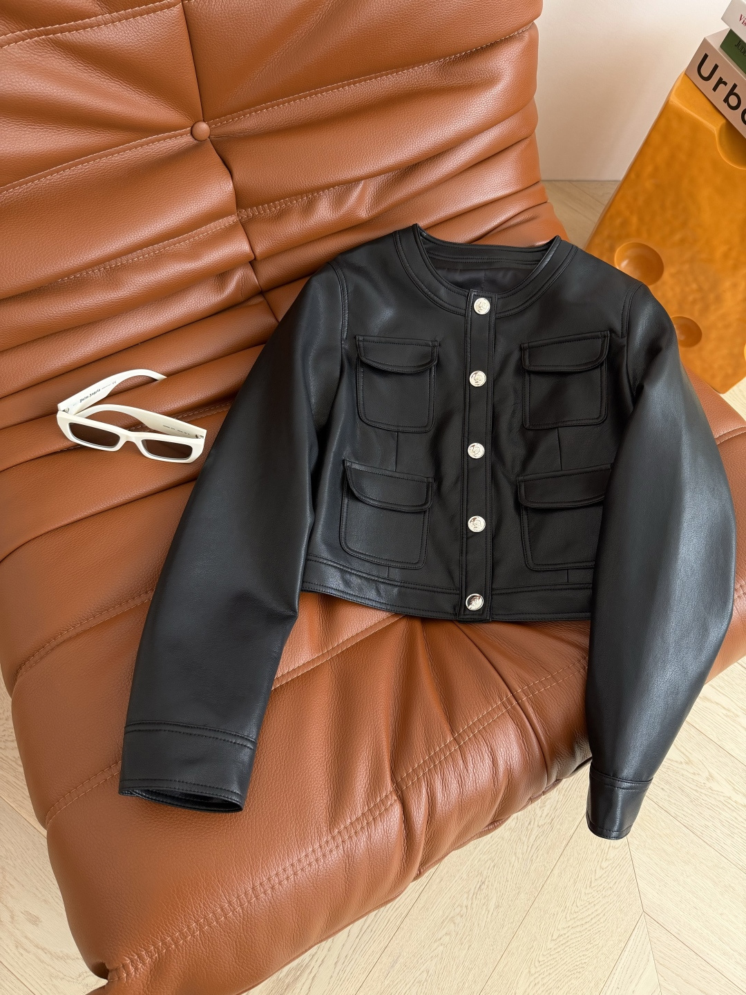 明星同款 25秋冬 双C人像扣装饰皮衣外套 入冬必入款 很有造型感 采用进口的蛋白皮材质 手感很舒服不会