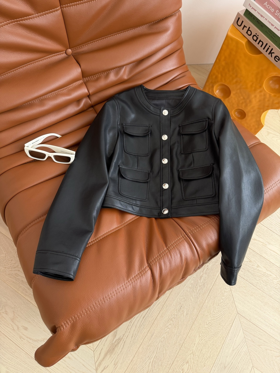 明星同款 25秋冬 双C人像扣装饰皮衣外套 入冬必入款 很有造型感 采用进口的蛋白皮材质 手感很舒服不会