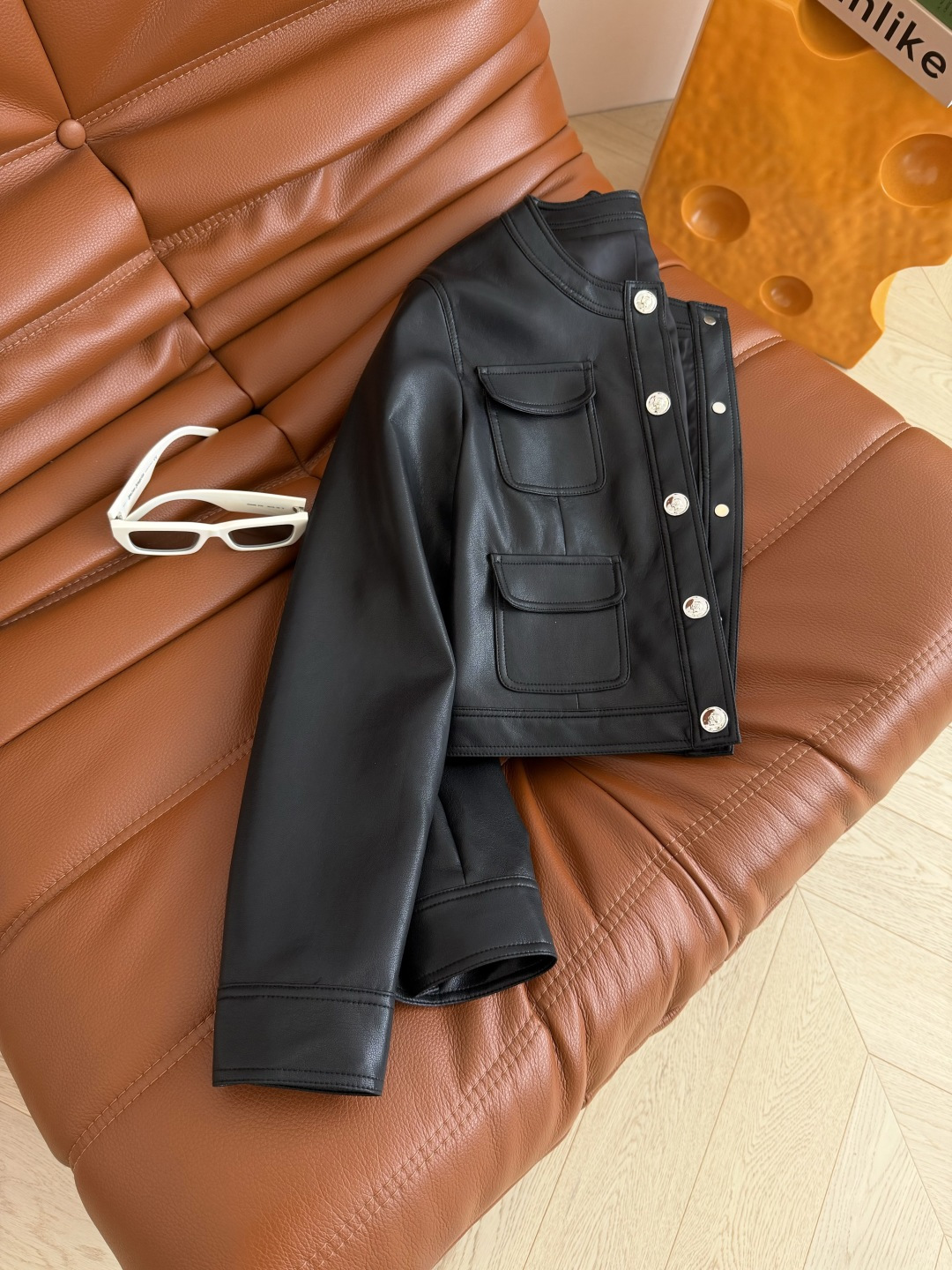 明星同款 25秋冬 双C人像扣装饰皮衣外套 入冬必入款 很有造型感 采用进口的蛋白皮材质 手感很舒服不会