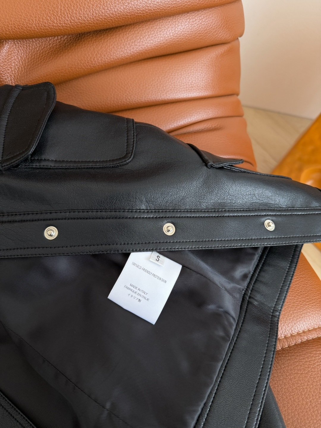 明星同款 25秋冬 双C人像扣装饰皮衣外套 入冬必入款 很有造型感 采用进口的蛋白皮材质 手感很舒服不会