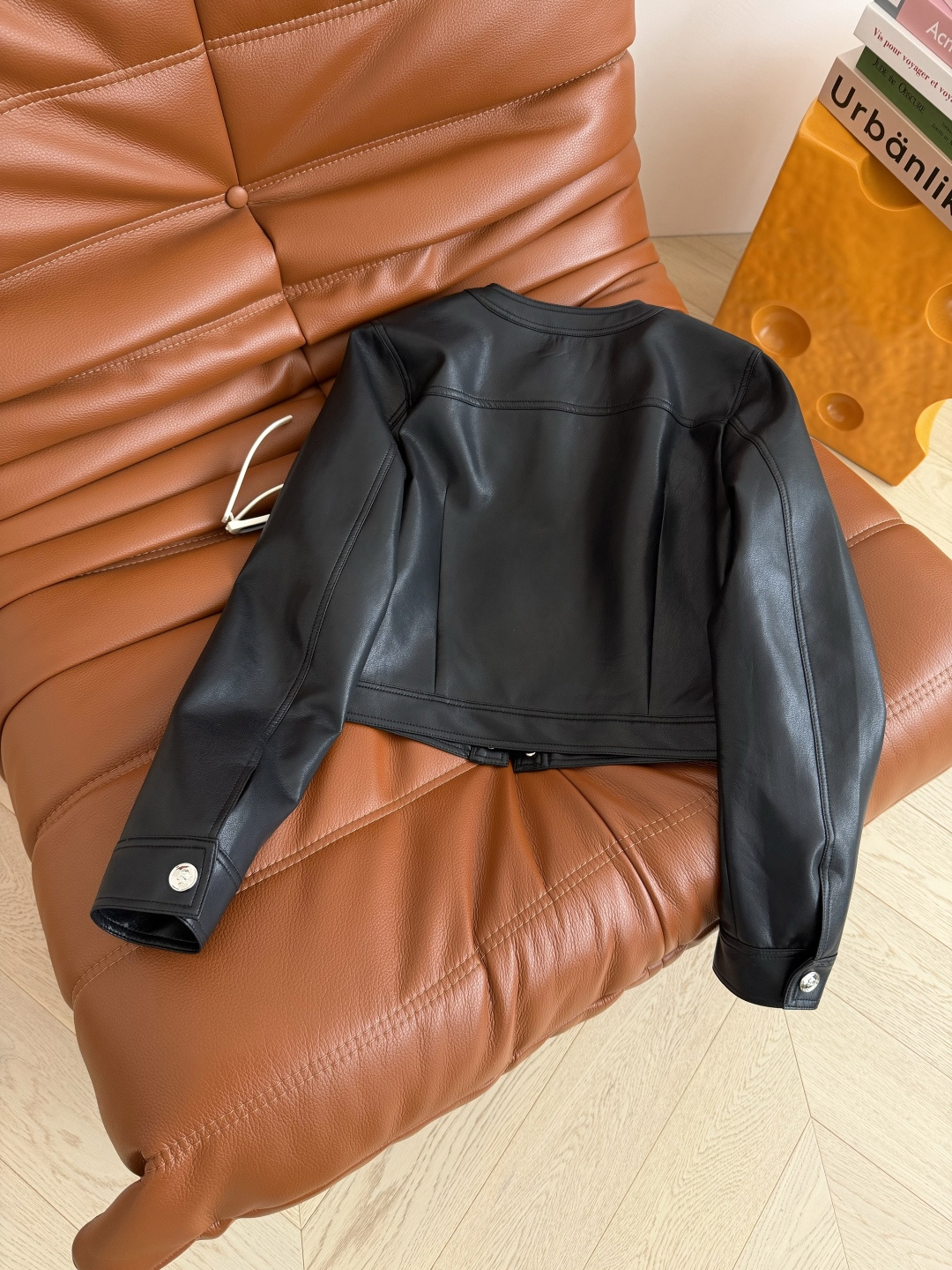 明星同款 25秋冬 双C人像扣装饰皮衣外套 入冬必入款 很有造型感 采用进口的蛋白皮材质 手感很舒服不会