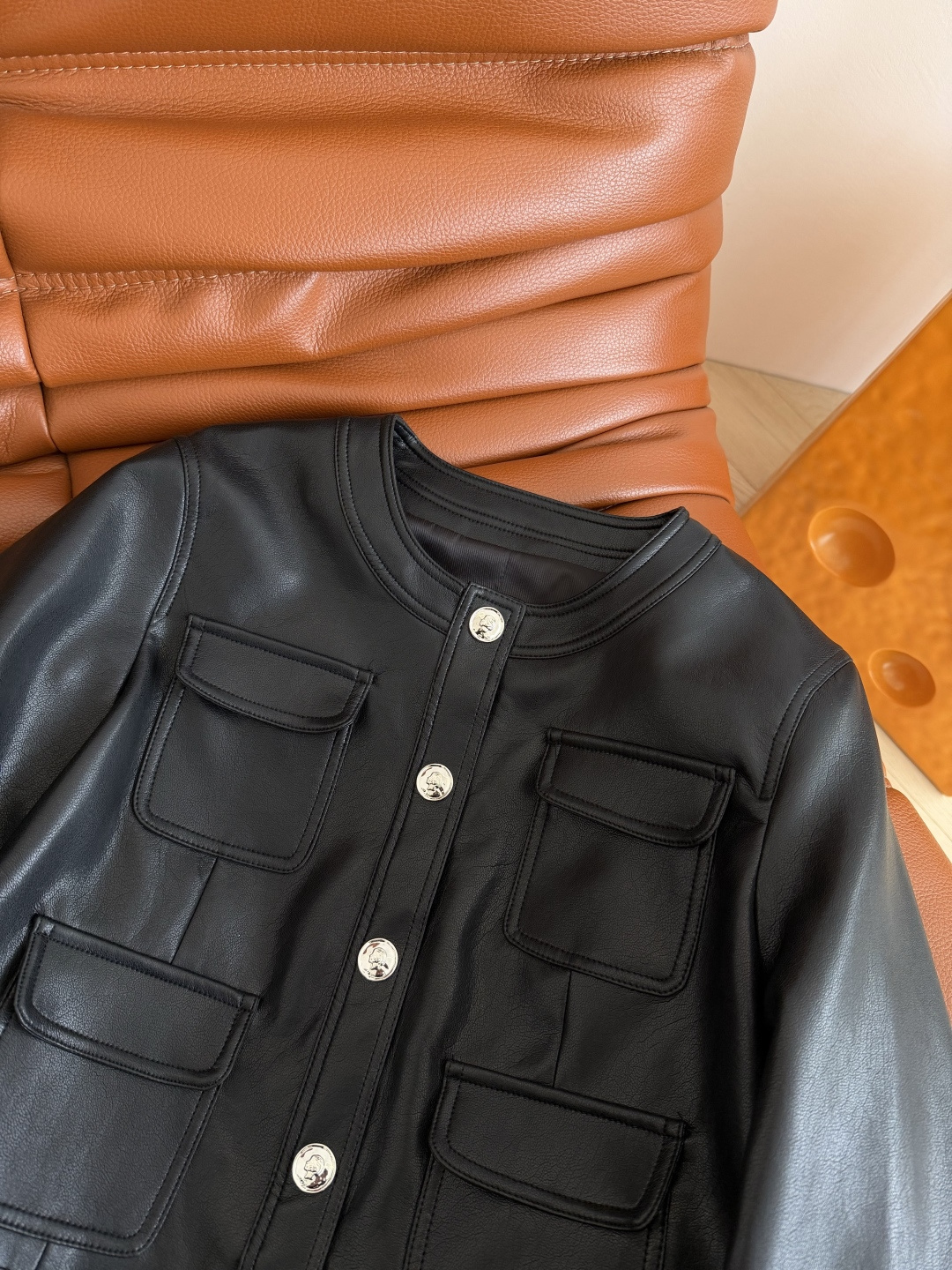 明星同款 25秋冬 双C人像扣装饰皮衣外套 入冬必入款 很有造型感 采用进口的蛋白皮材质 手感很舒服不会