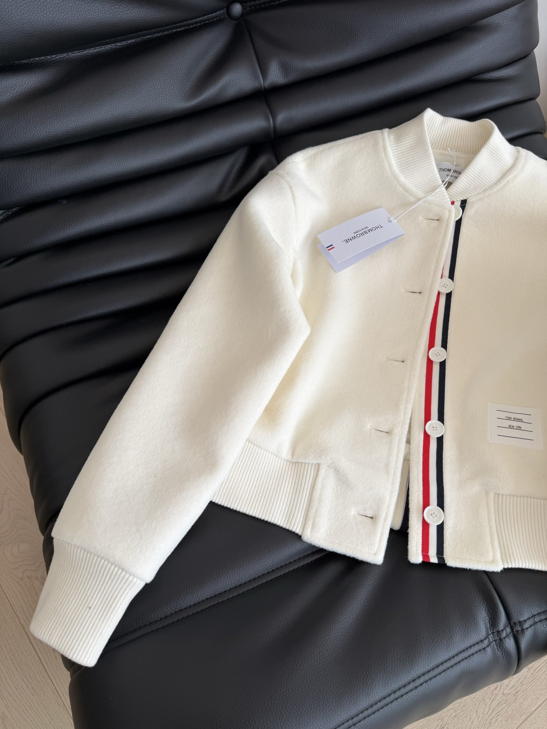 25新品 经典撞色织带拼接毛呢棒球服 随性又飒气的飞行夹克 撞色三色织带装饰感很强 简约有亮点 小短款设