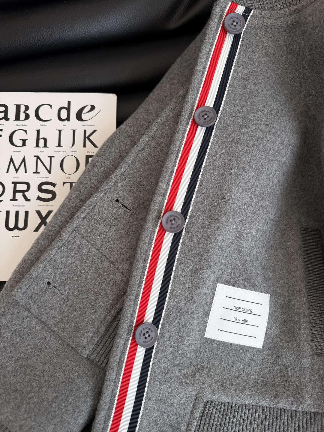 25新品 经典撞色织带拼接毛呢棒球服 随性又飒气的飞行夹克 撞色三色织带装饰感很强 简约有亮点 小短款设